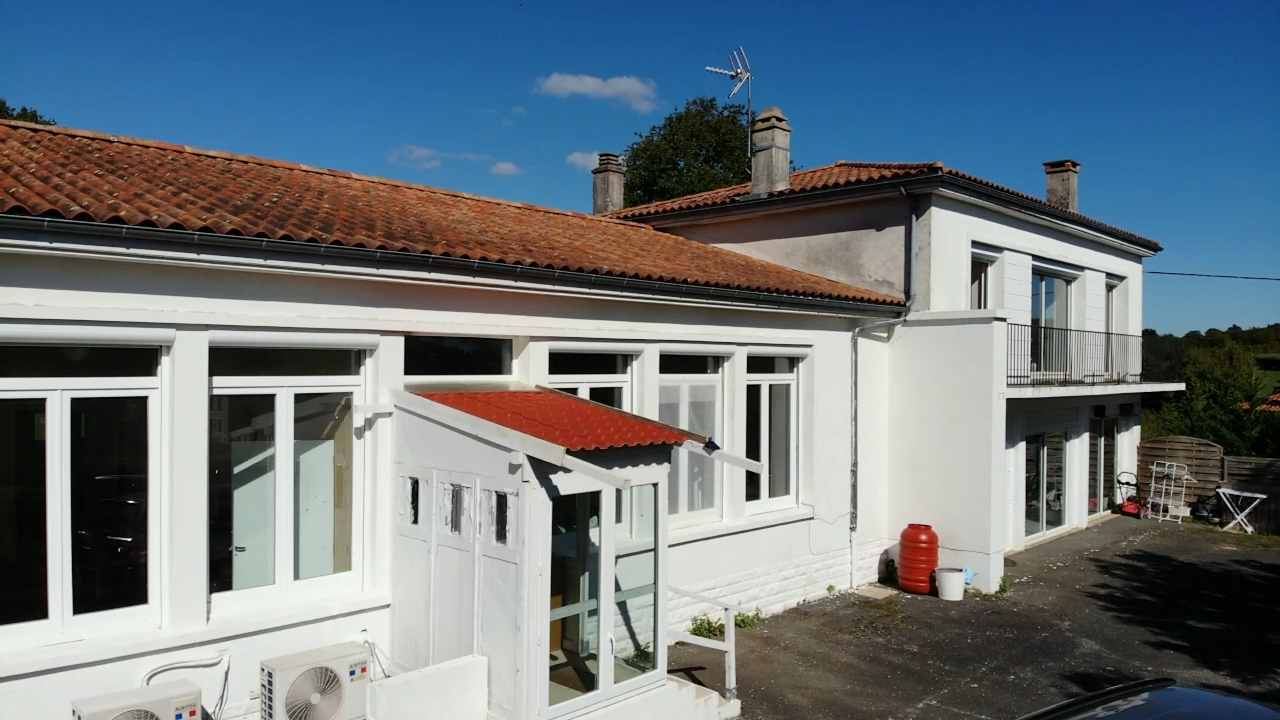 Photo Ancienne école rénovée sur la commune de Genouillé entre Poitiers et Angoulême image 2/6