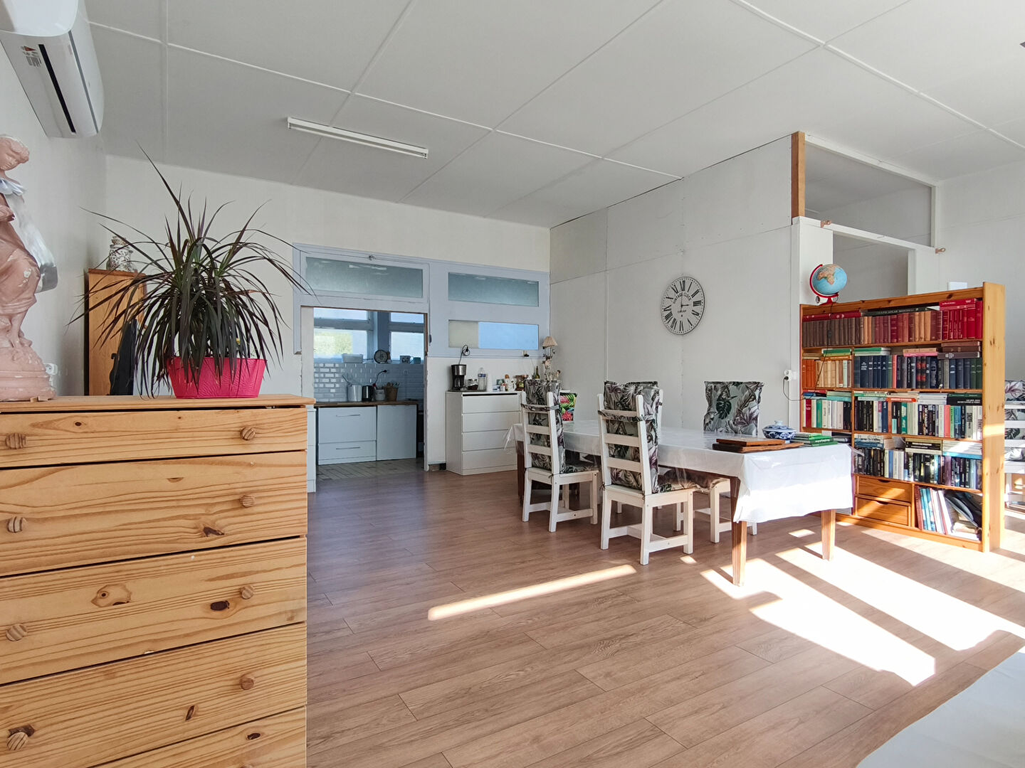 Photo Ancienne école rénovée sur la commune de Genouillé entre Poitiers et Angoulême image 3/6