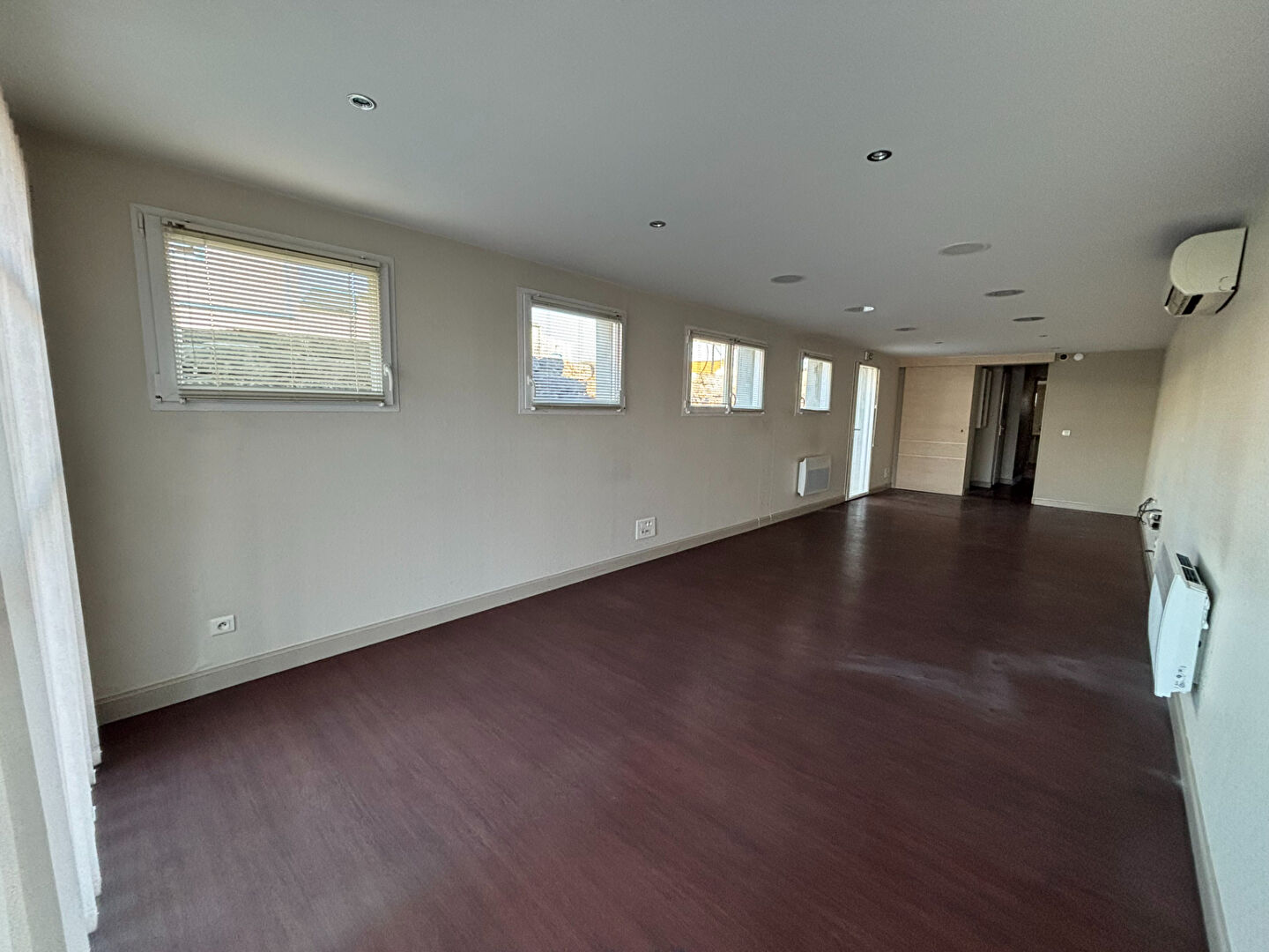 Photo Local commercial image 2/5