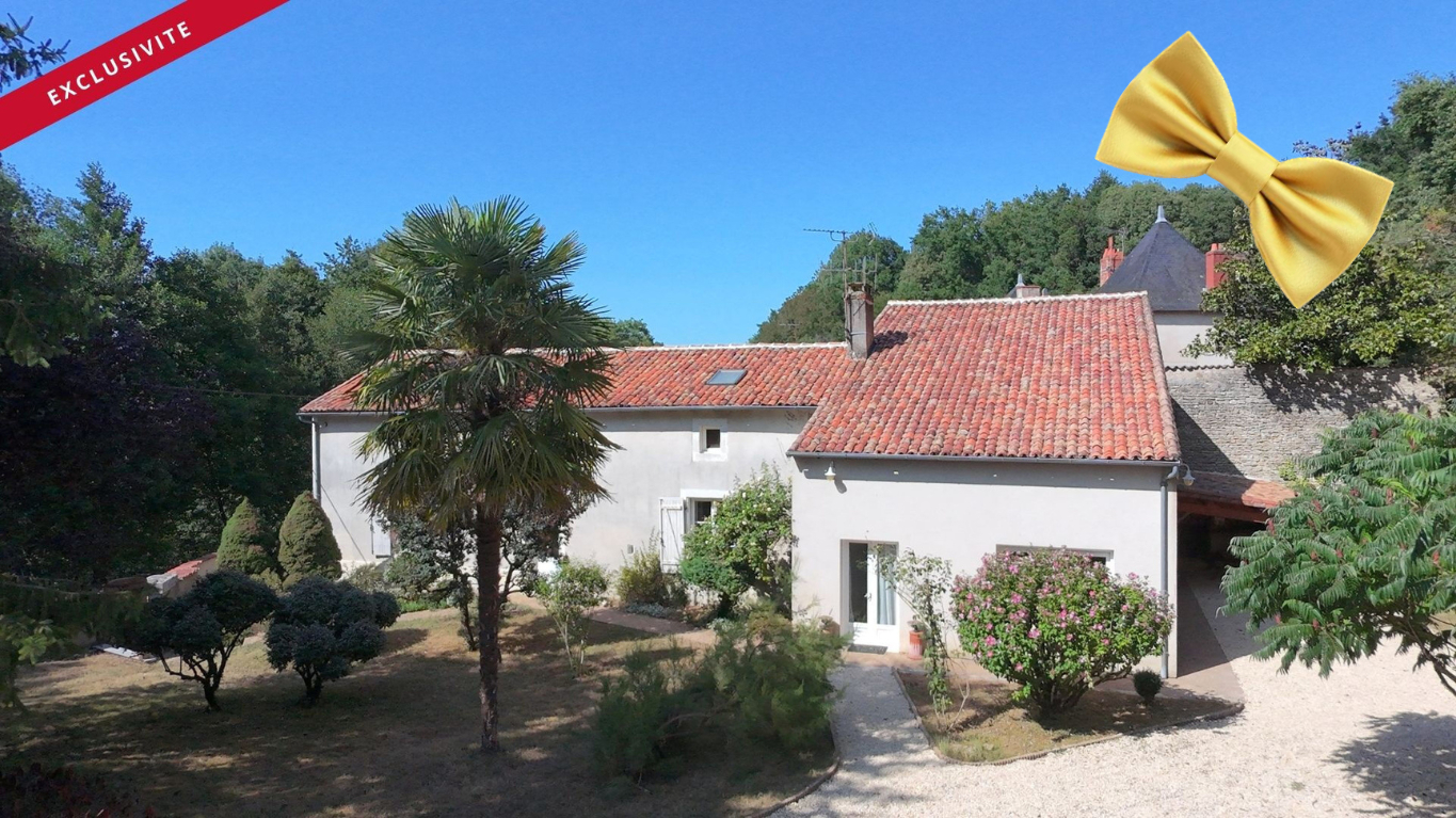 Maison ancienne en pierre de 276 m² Coeur de Civray