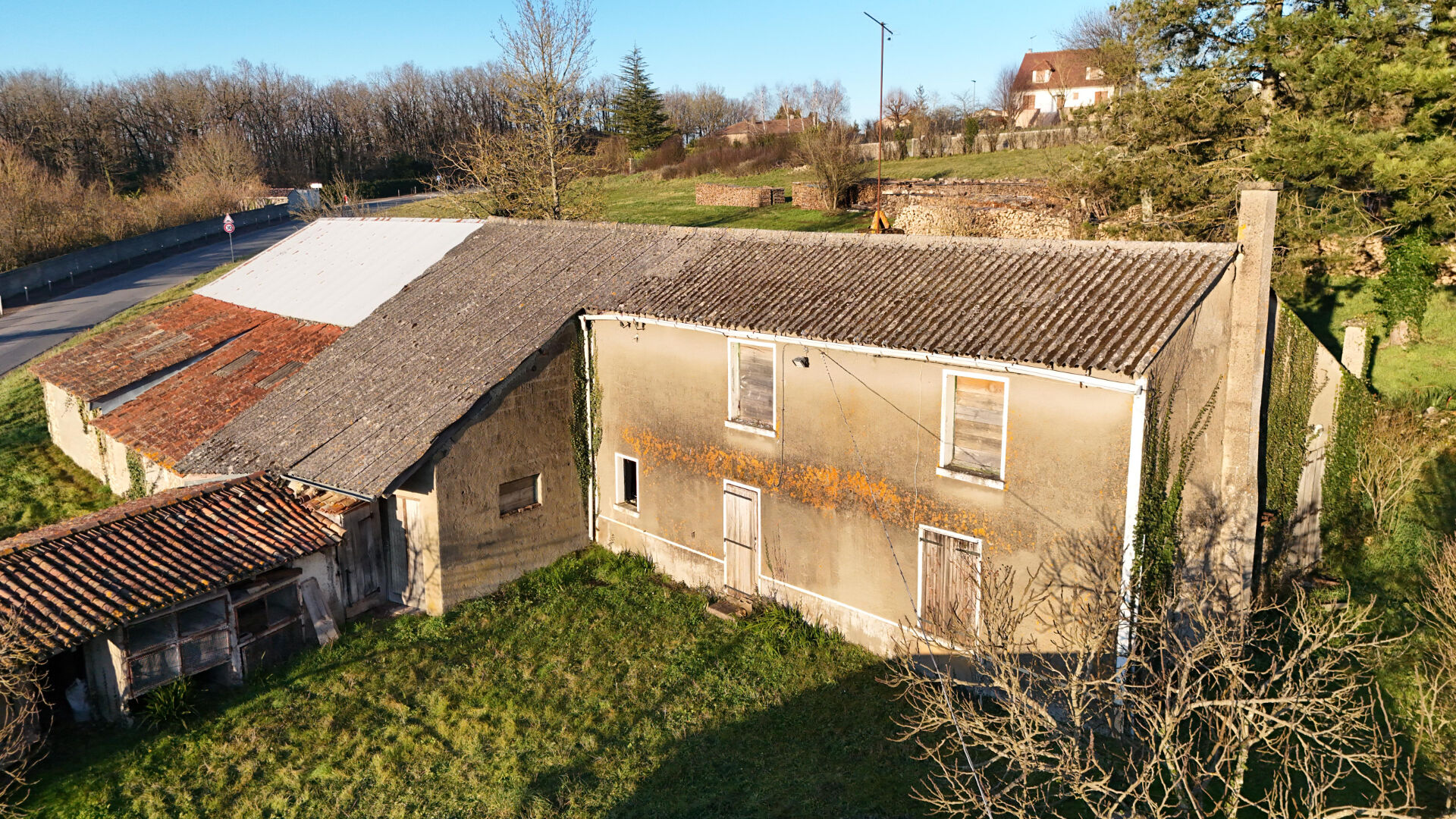 Maison ancienne à rénover entièrement sur QUINCAY avec dépendances.