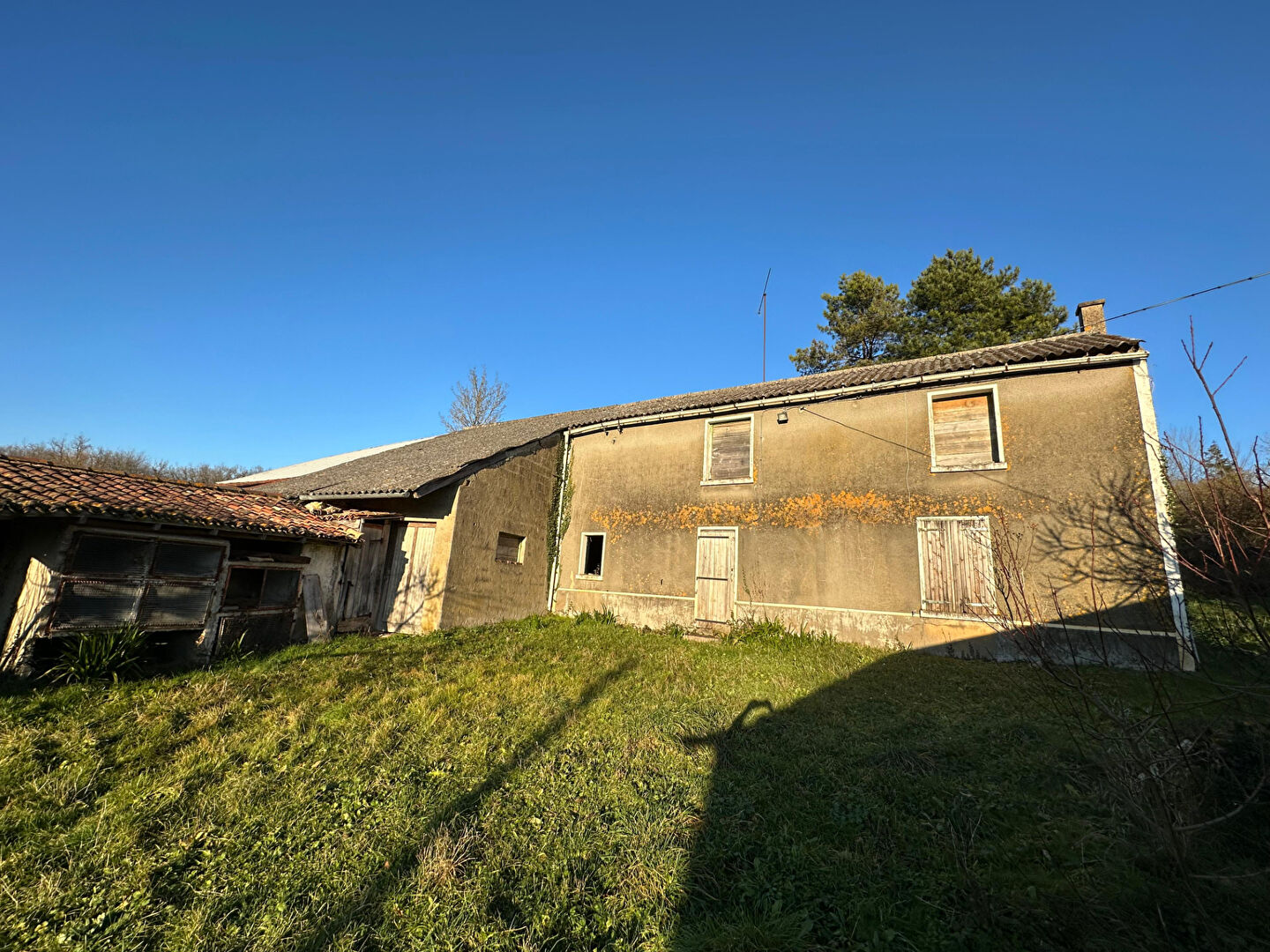 Maison ancienne à rénover entièrement sur QUINCAY avec dépendances.