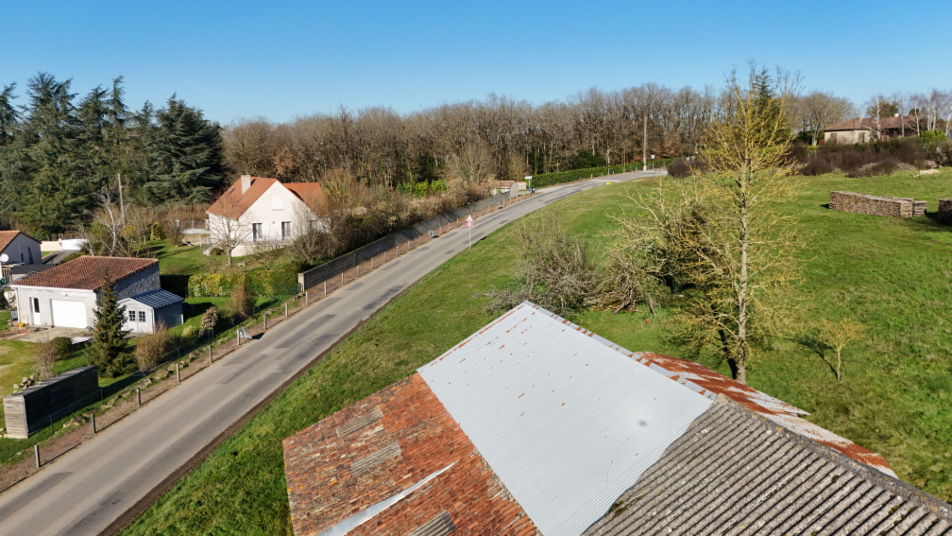 Maison ancienne à rénover entièrement sur QUINCAY avec dépendances.