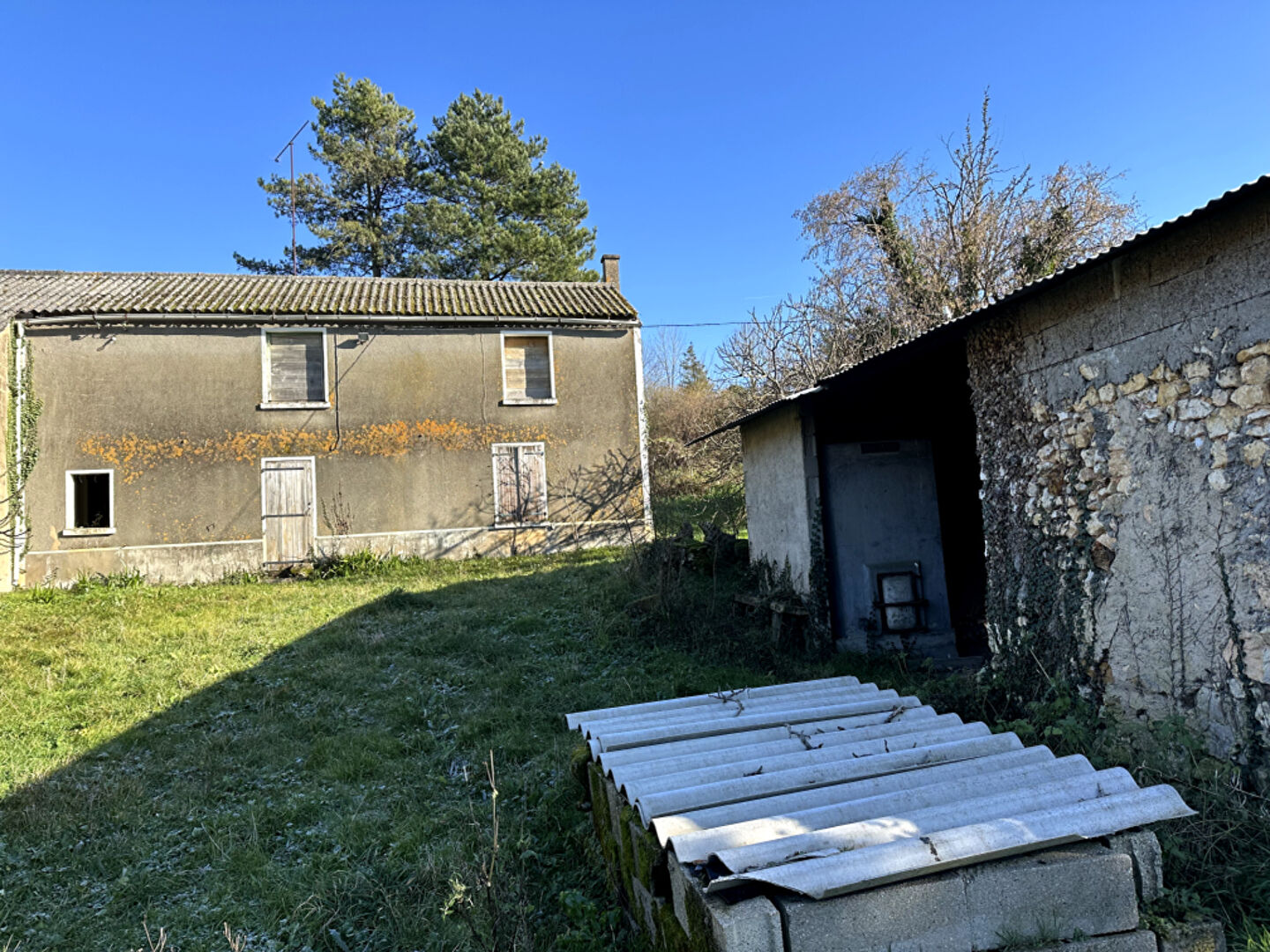 Maison ancienne à rénover entièrement sur QUINCAY avec dépendances.