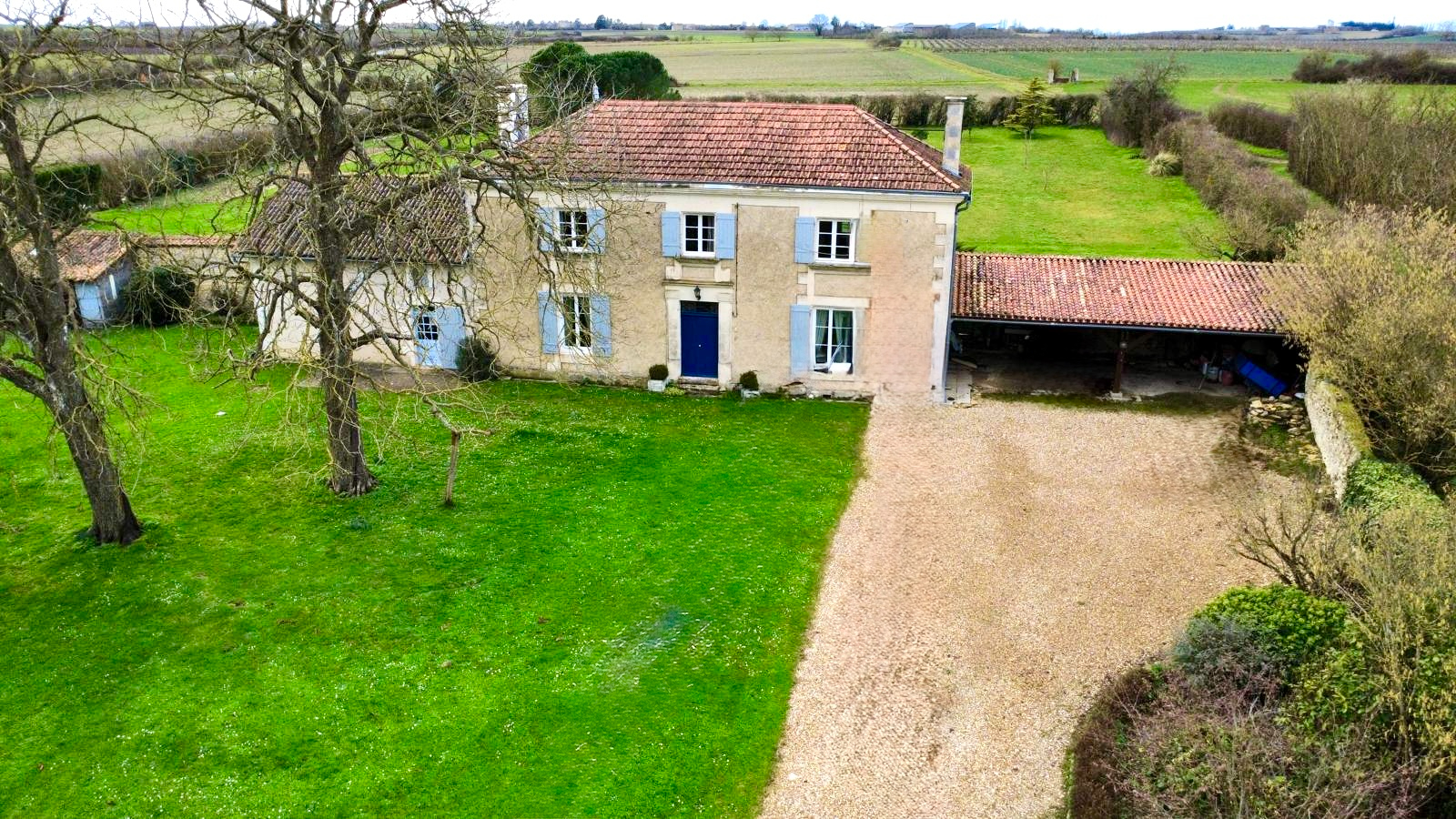 MAISON DE MAITRE AVEC DEPENDANCES SUR 8000 m² DE TERRAIN