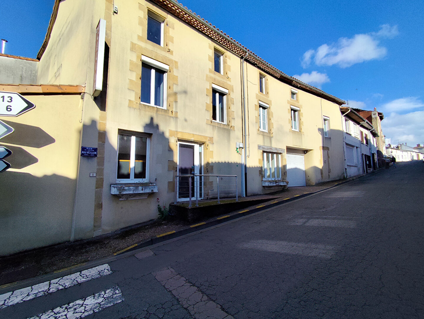 Immeuble rénové avec ancien commerce et appartement