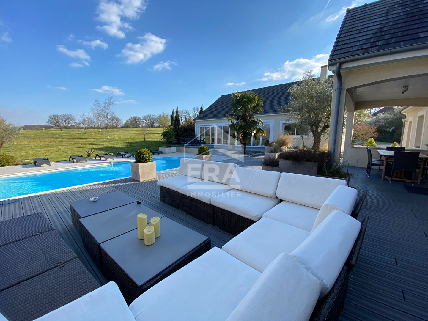 ARGENTON SUR CREUSE - Propriété de 385 m² h - piscine - Gîtes -terrain avec pièce d'eau.