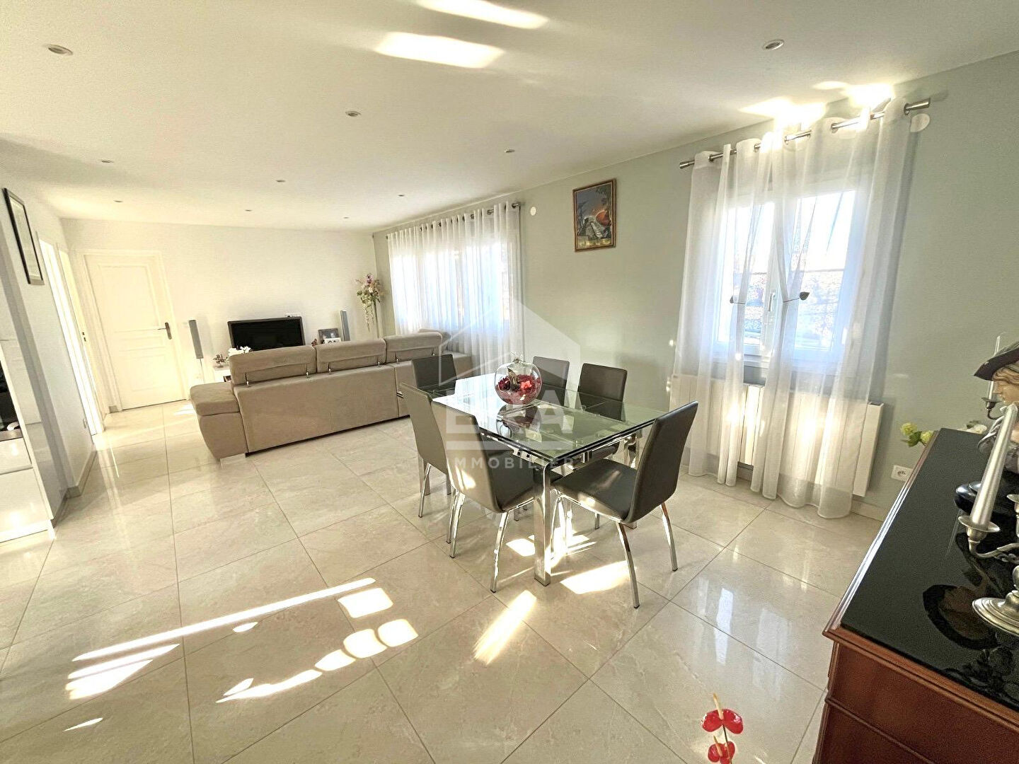 Plain pied entièrement rénové avec des prestations de qualités !