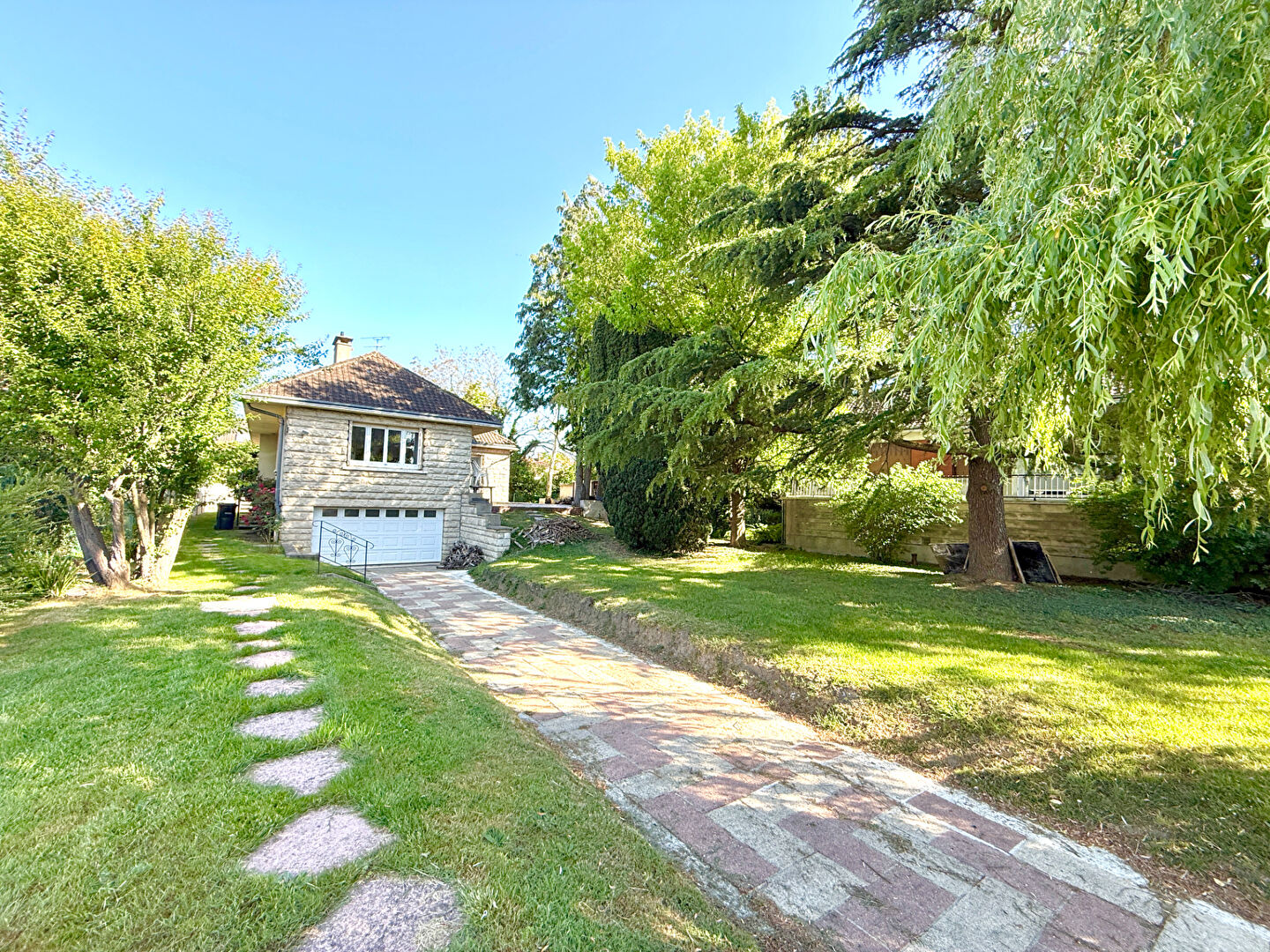 Photo Terrain arboré de 841m2 maison 5  chambres proche du centre ville ! image 1/6