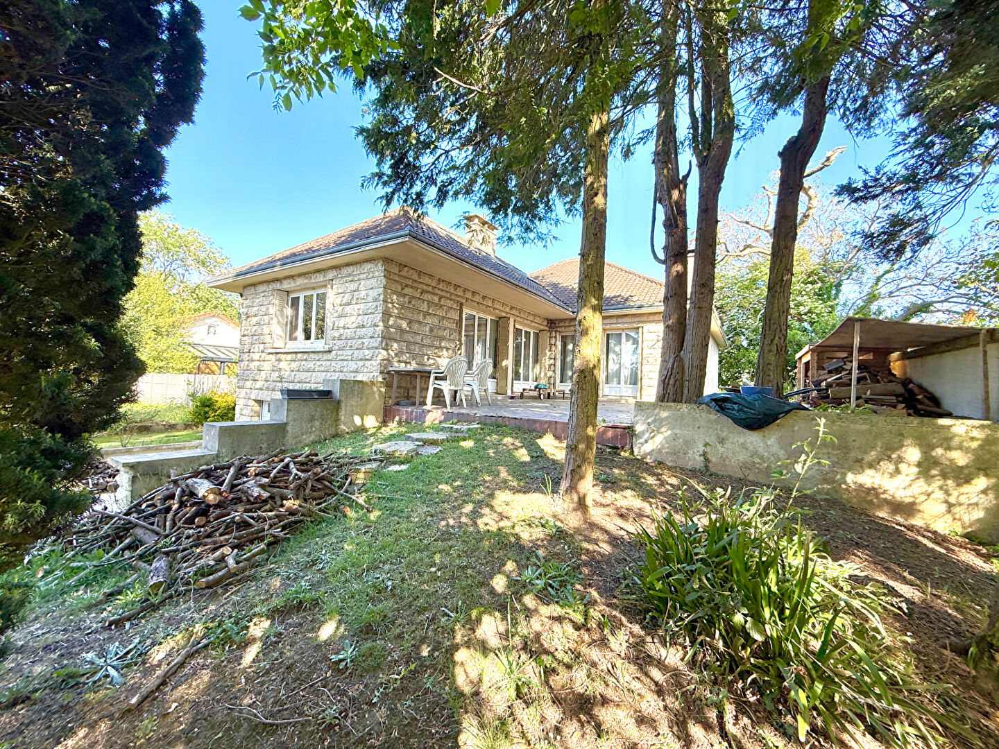 Photo Terrain arboré de 841m2 maison 5  chambres proche du centre ville ! image 2/6