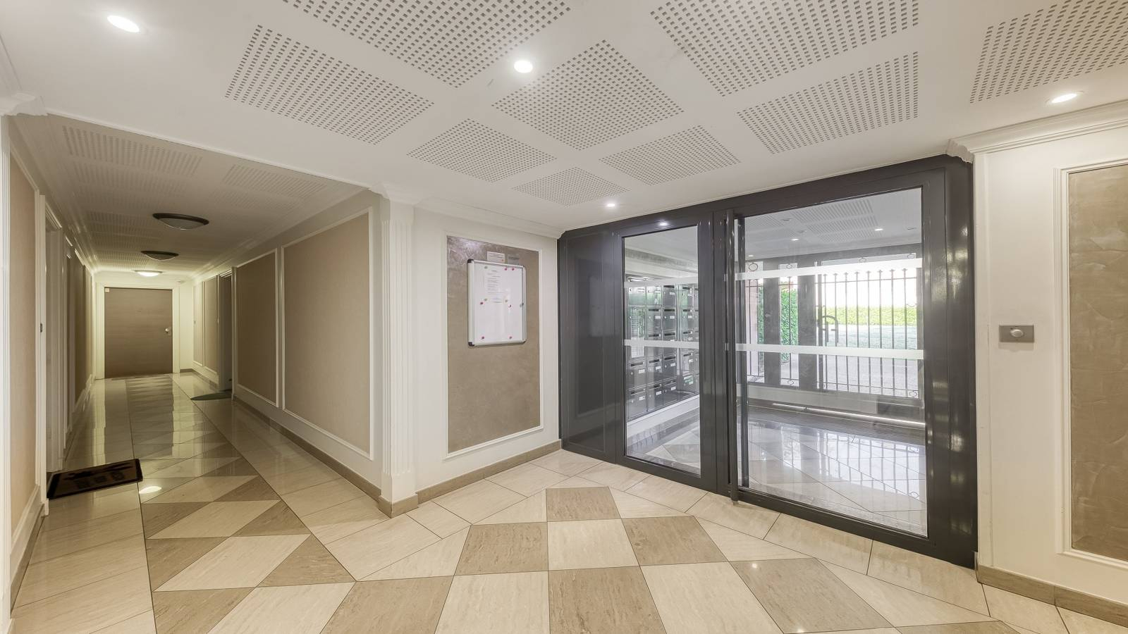 Photo A vendre château de Malnoue, très beau 2 pièces avec terrasse, cave et parking ! image 2/6