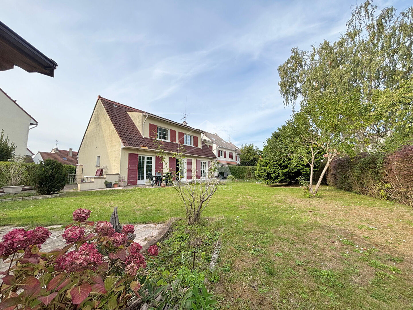 Quartier calme en impasse, beaux volumes pour cette maison indépendante !