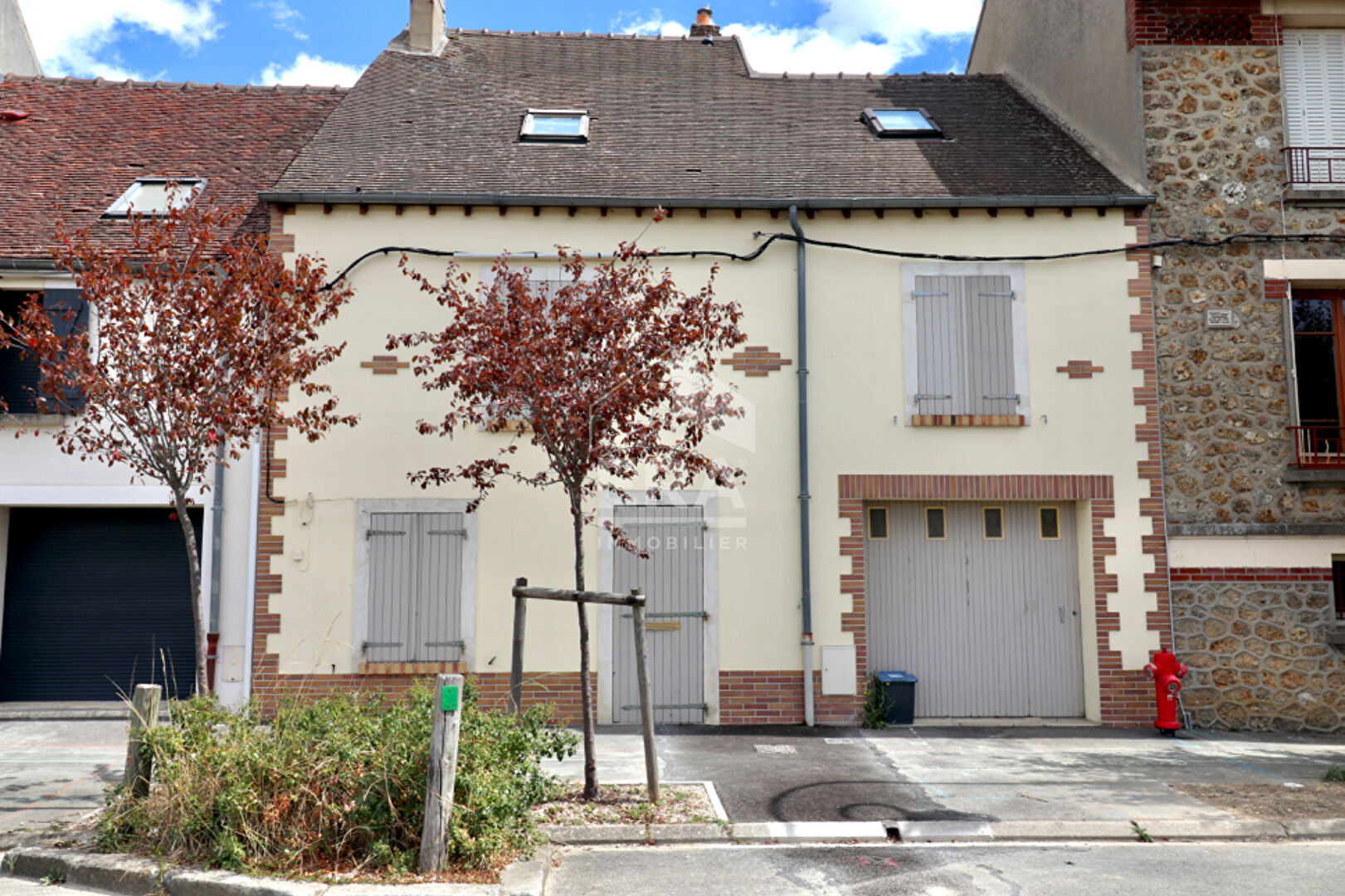 Maison spacieuse à vendre à Villeneuve-le-Comte - 8 pièces, 5 chambres, grand terrain