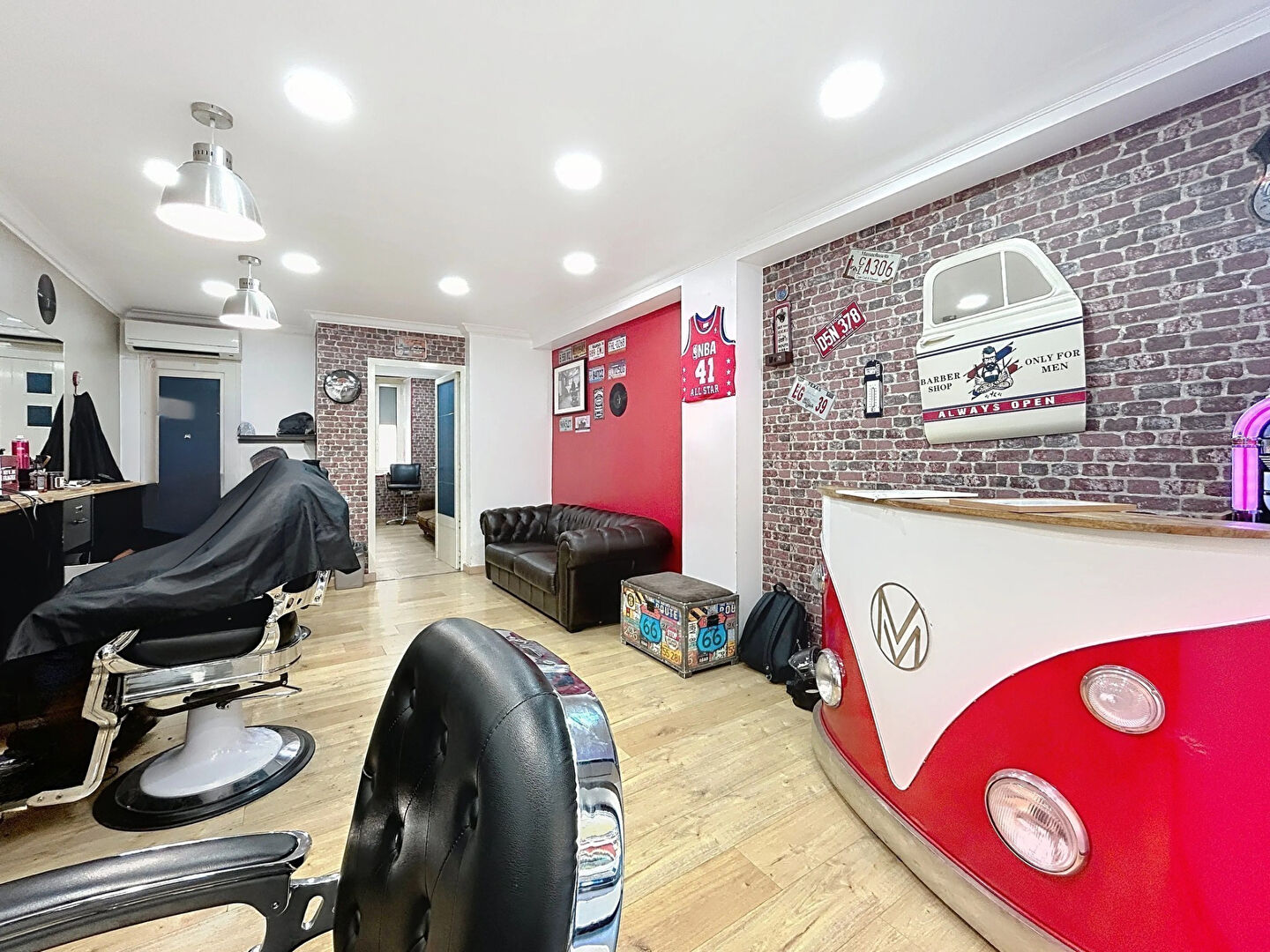 Photo Fonds de commerce + droit au bail Salon de coiffure homme image 2/3