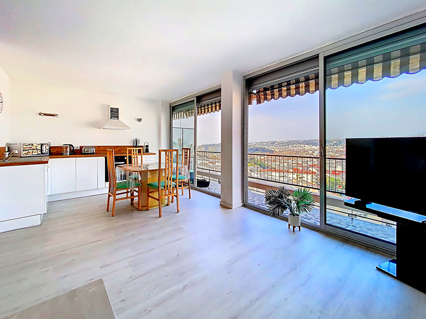 Vue mer et montagne exceptionnelle ? 2 pièces lumineux avec possibilité de 3 pièces