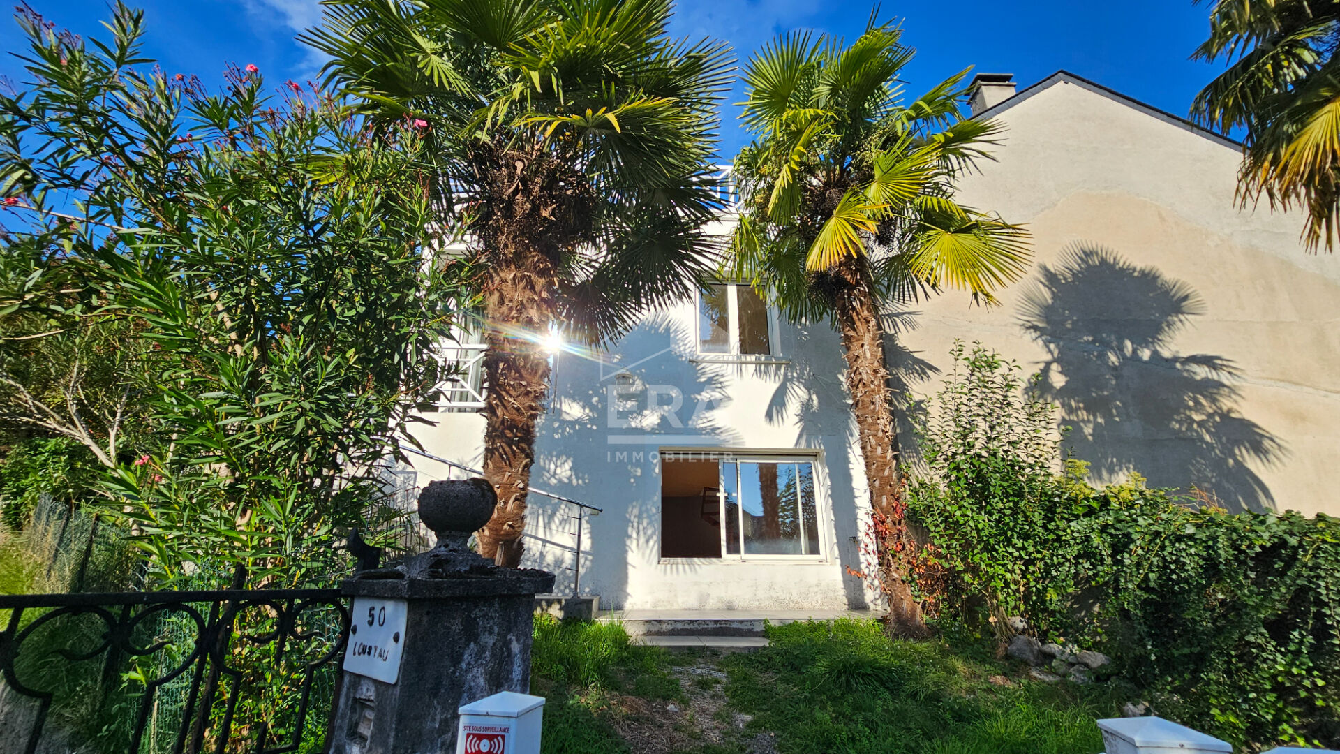 Maison d'artiste avec vue surplombant Lourdes et son château