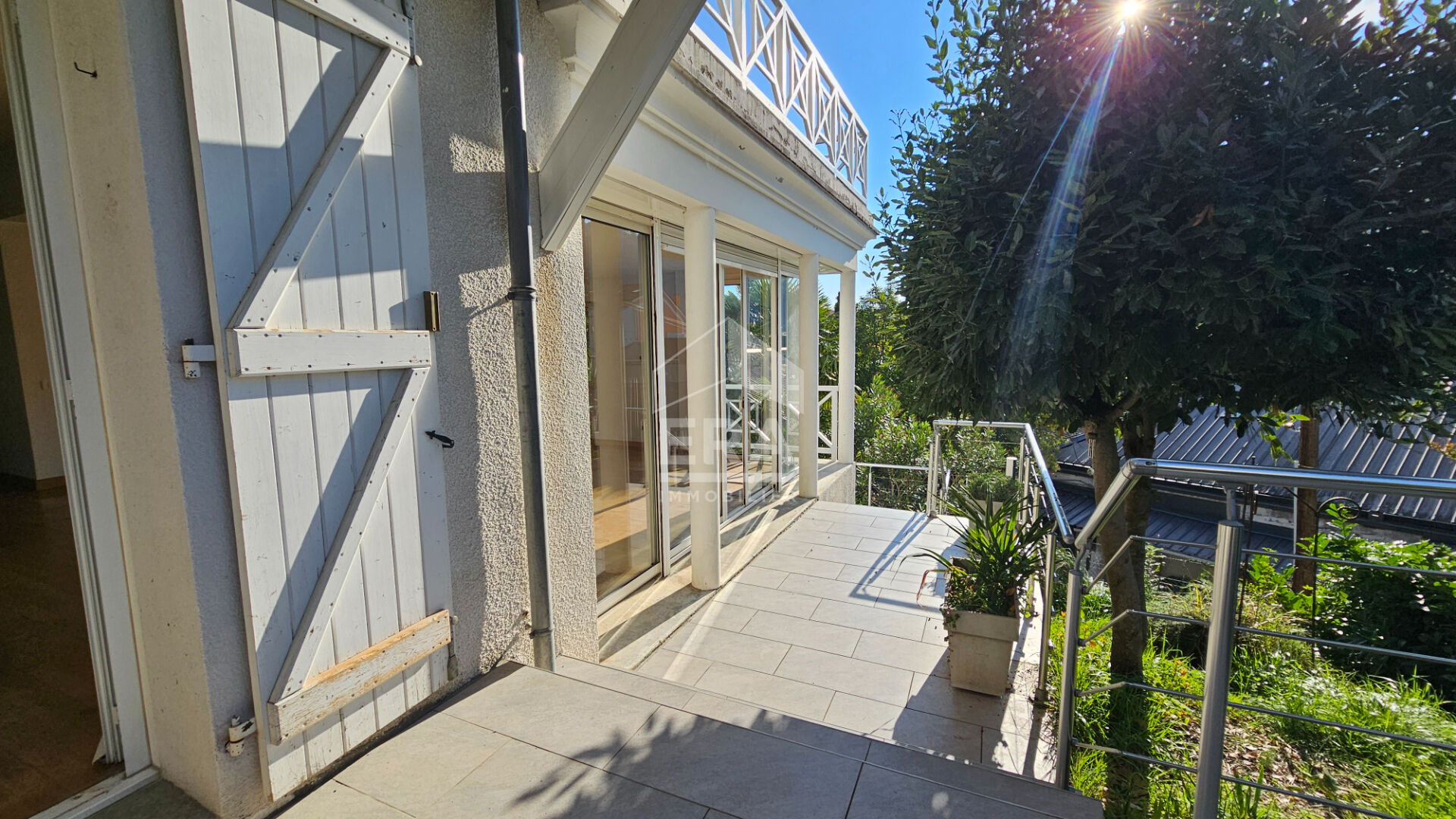 Photo Maison d'artiste avec vue surplombant Lourdes et son château image 2/6