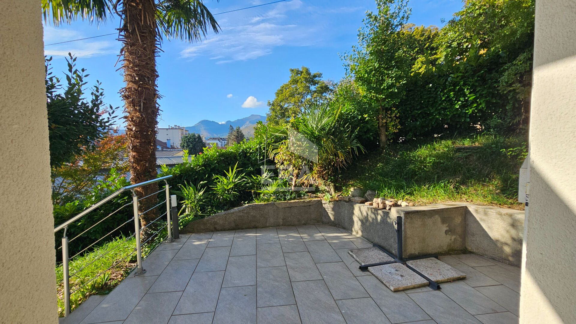 Photo Maison d'artiste avec vue surplombant Lourdes et son château image 3/6