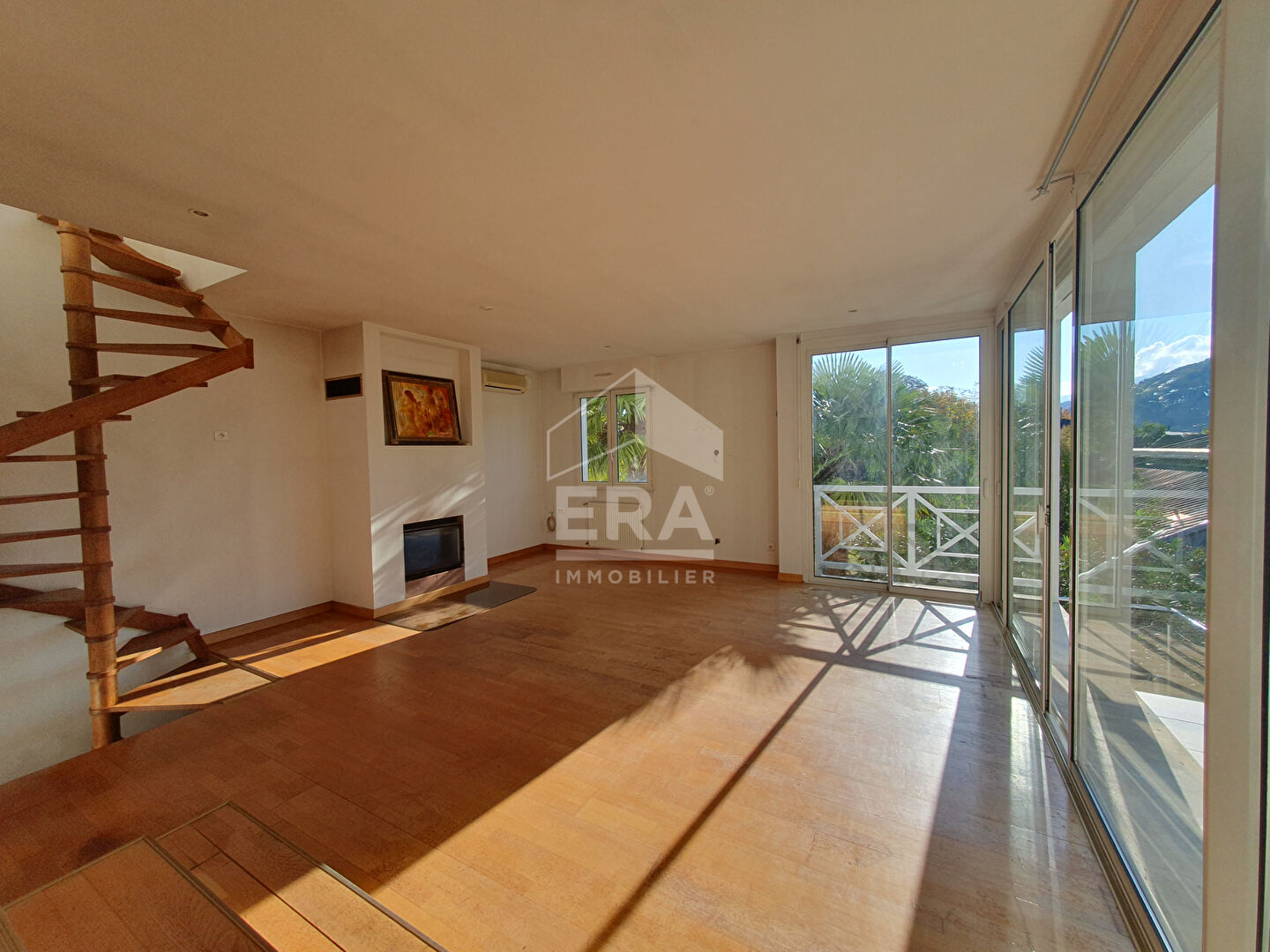 Photo Maison d'artiste avec vue surplombant Lourdes et son château image 6/6