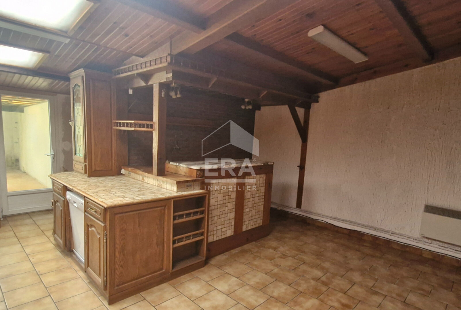 Maison avec  2 locaux commerciaux.