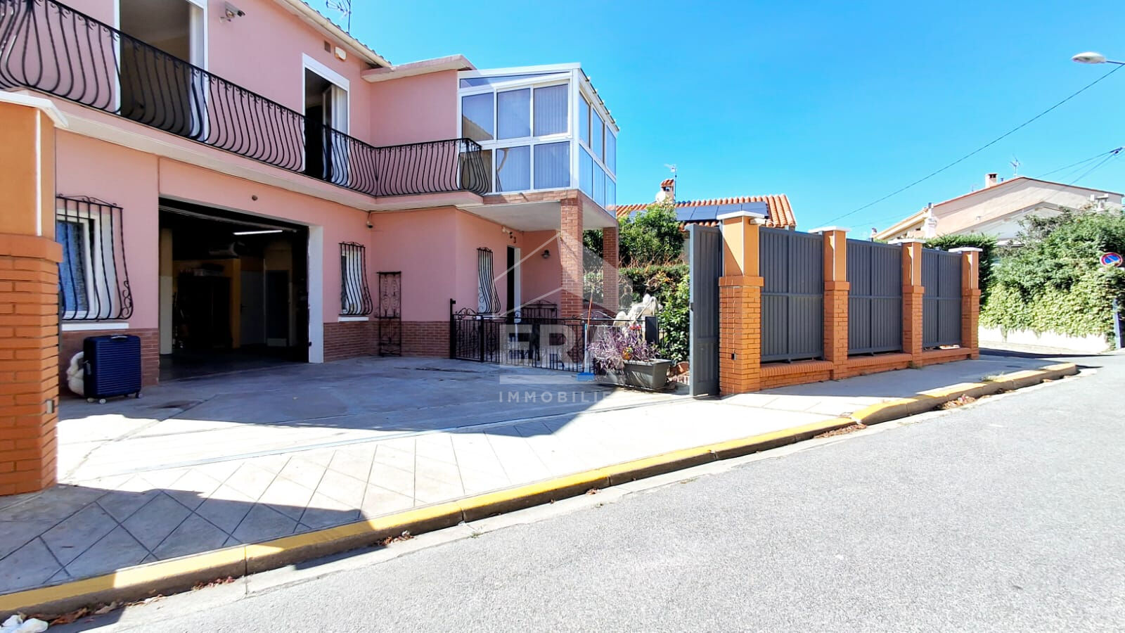 À vendre à Perpignan : Maison 4 pièces avec véranda, jardin et grands garages