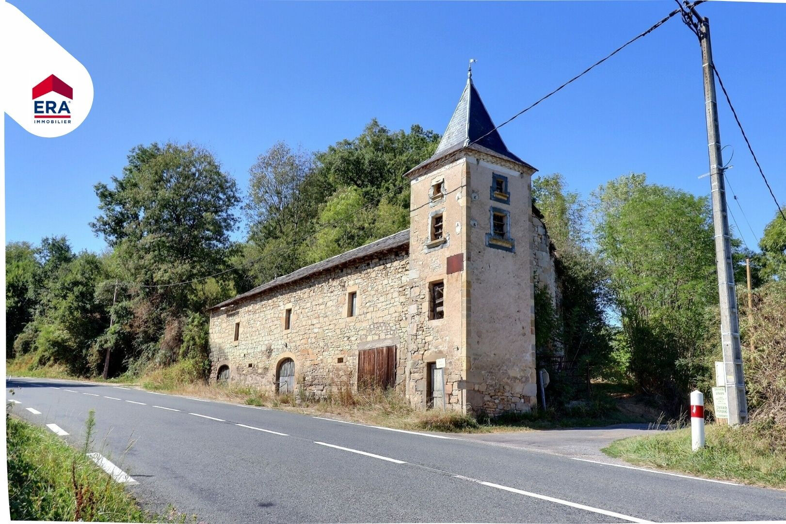 Grande grange à rénover et grand terrain