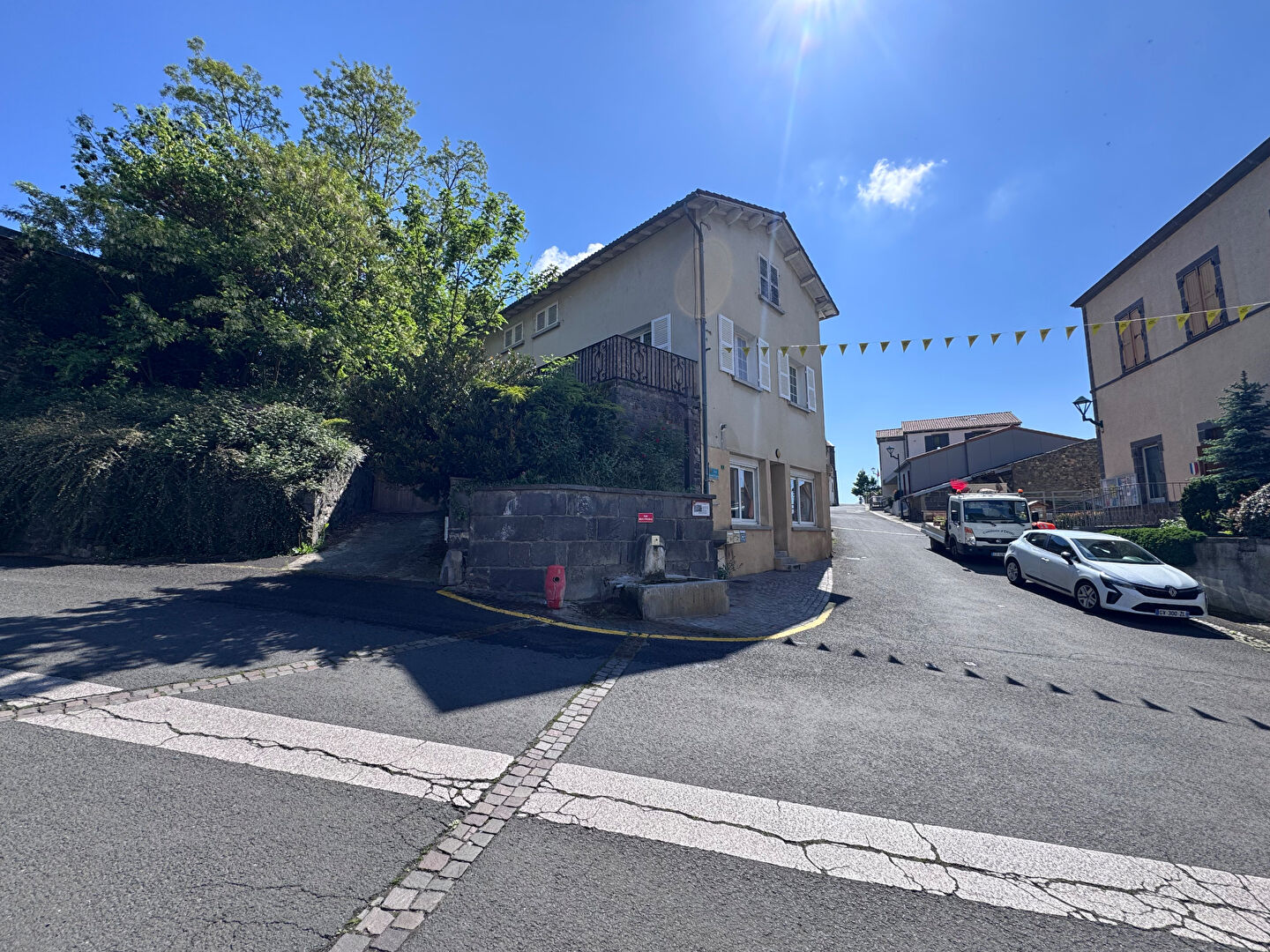 Immeuble de 3 appartements distincts + garage à Enval