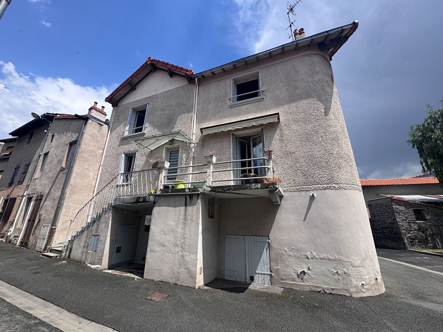 Photo Maison de bourg MOZAC, 4 chambres, cuvage, caves et garage image 5/6