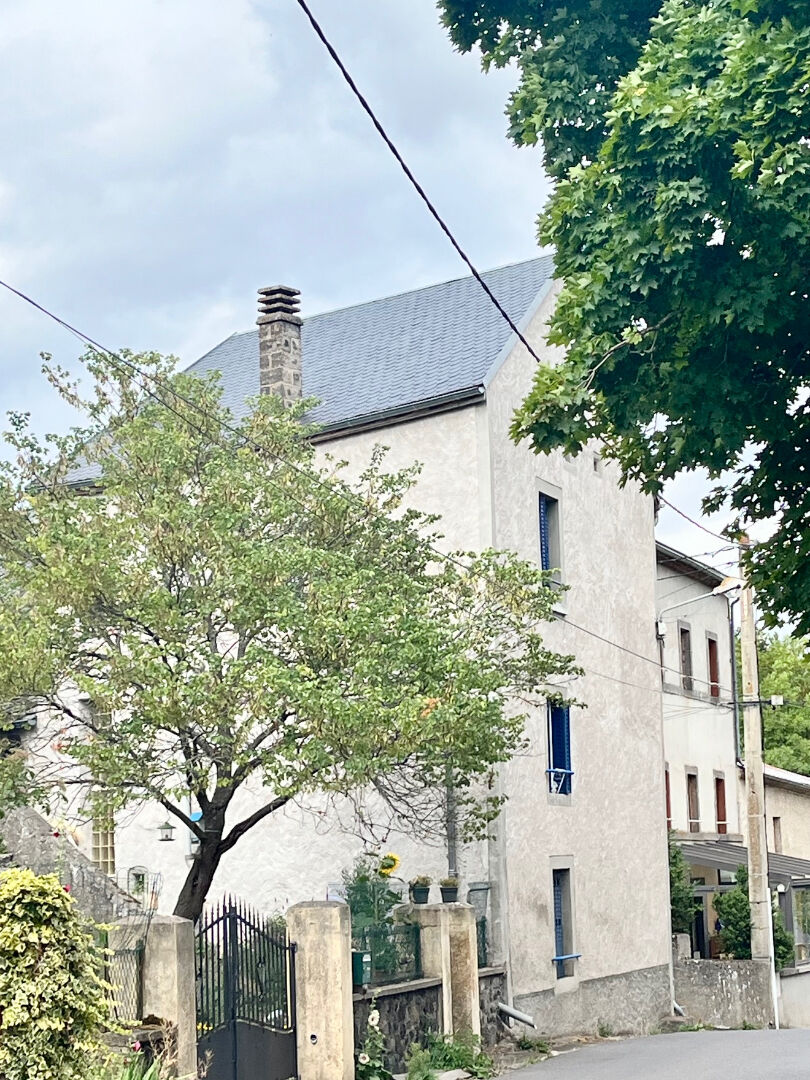 Immeuble de 5 appartements, 2 garages  et 2 greniers à Saint Nectaire