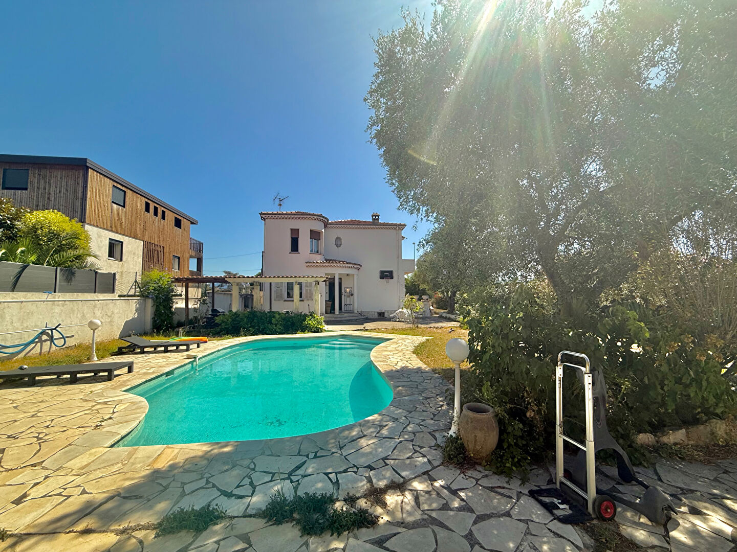 Villa Saint Laurent Du Var 9 pièce(s) 250 m2