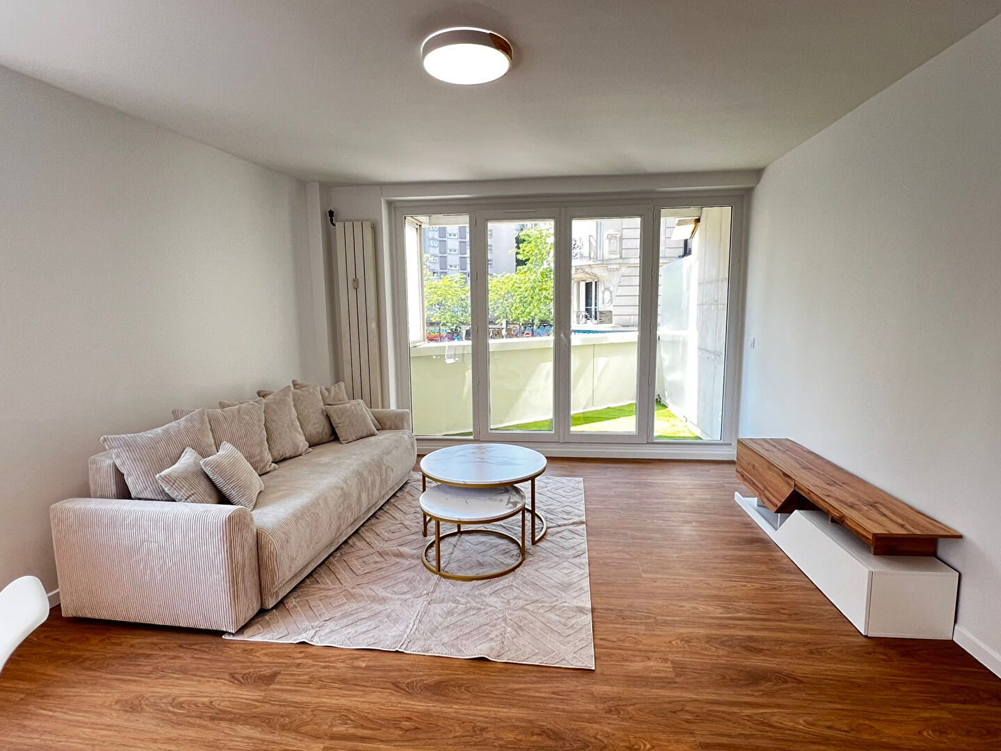 Grand studio de 36 m2 avec balcon refait à neuf - 75015 Paris