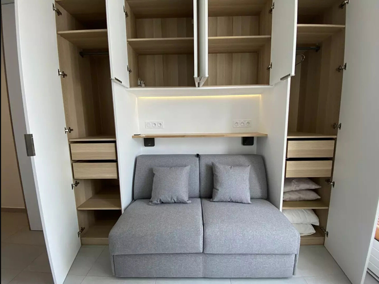 Studio à faibles charges dans une  tour avec piscine