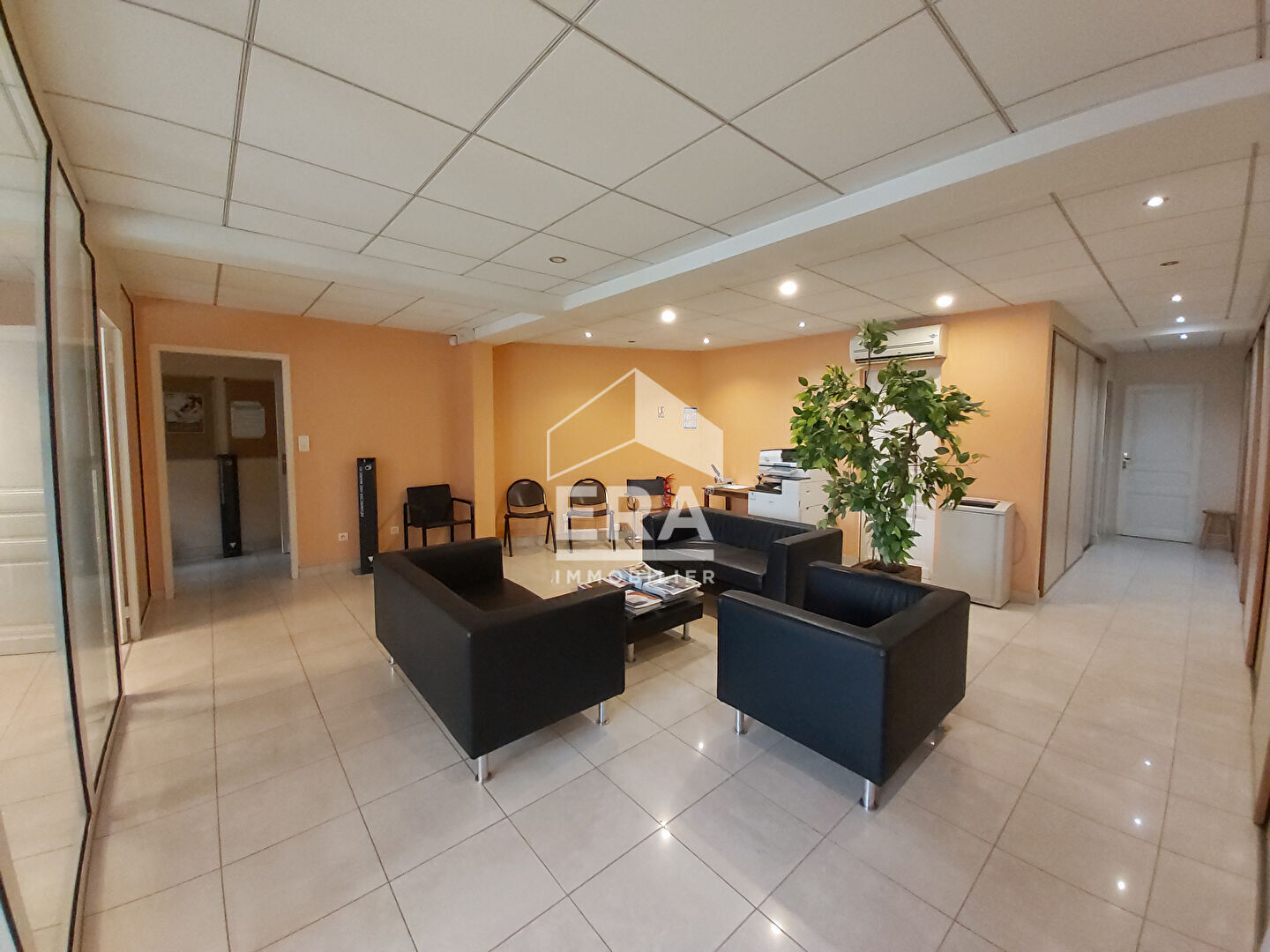 Immeuble en très bon état offrant 281m² et de multiples possibilités.