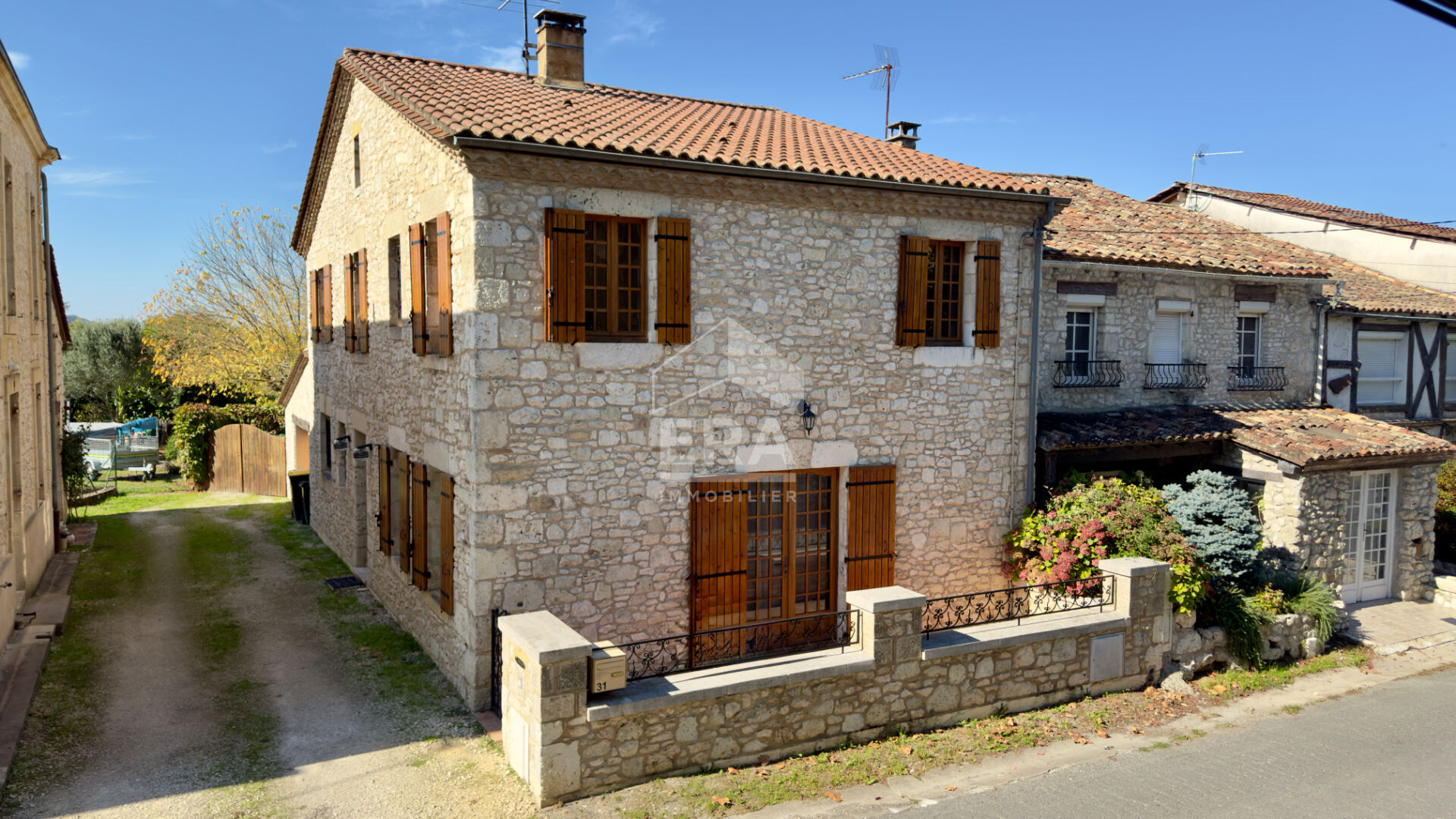 Maison bourgeoise avec piscine au coeur des vignes ? calme, espace et raffinement