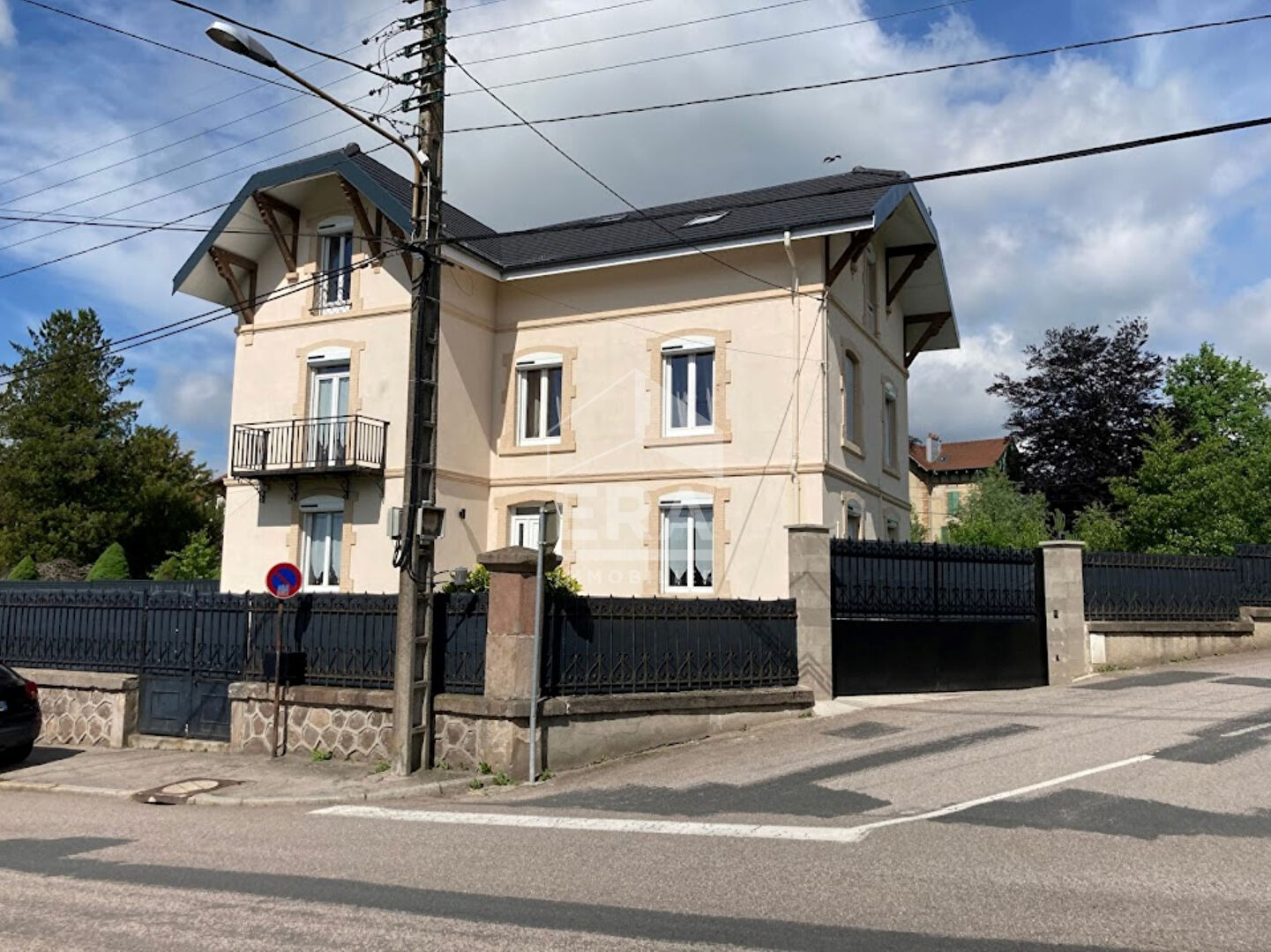 Maison de Grand Standing à Bruyères - 6 Chambres, 290 m²