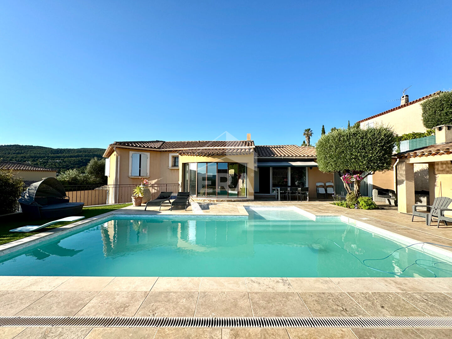 Photo Maison Ceyreste 9 pièce(s) 212 m2 image 1/6