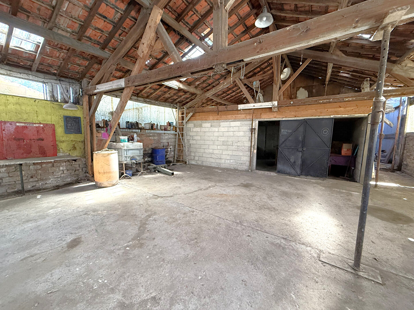 Ensemble de 2 grands garages avec jardin à La Chapelle-Gauthier ? Grand potentiel et situation idéale !arking / box La Chapelle Gauthier 250 m2