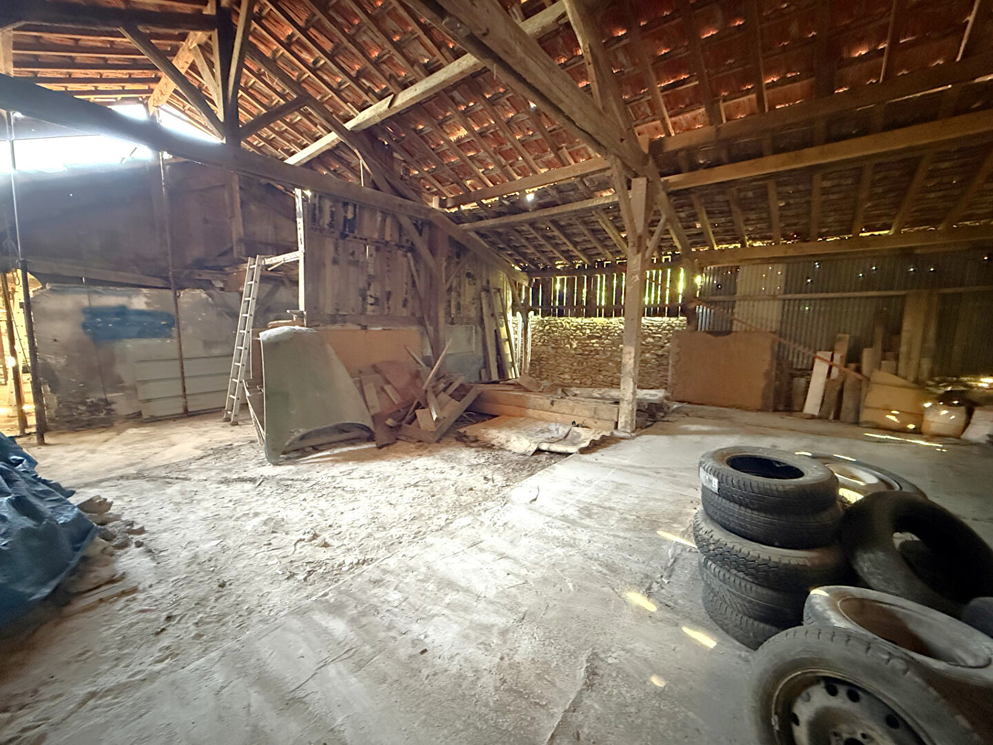 Photo Ensemble de 2 grands garages avec jardin à La Chapelle-Gauthier ? Grand potentiel et situation idéale !arking / box La Chapelle Gauthier 250 m2 image 2/6