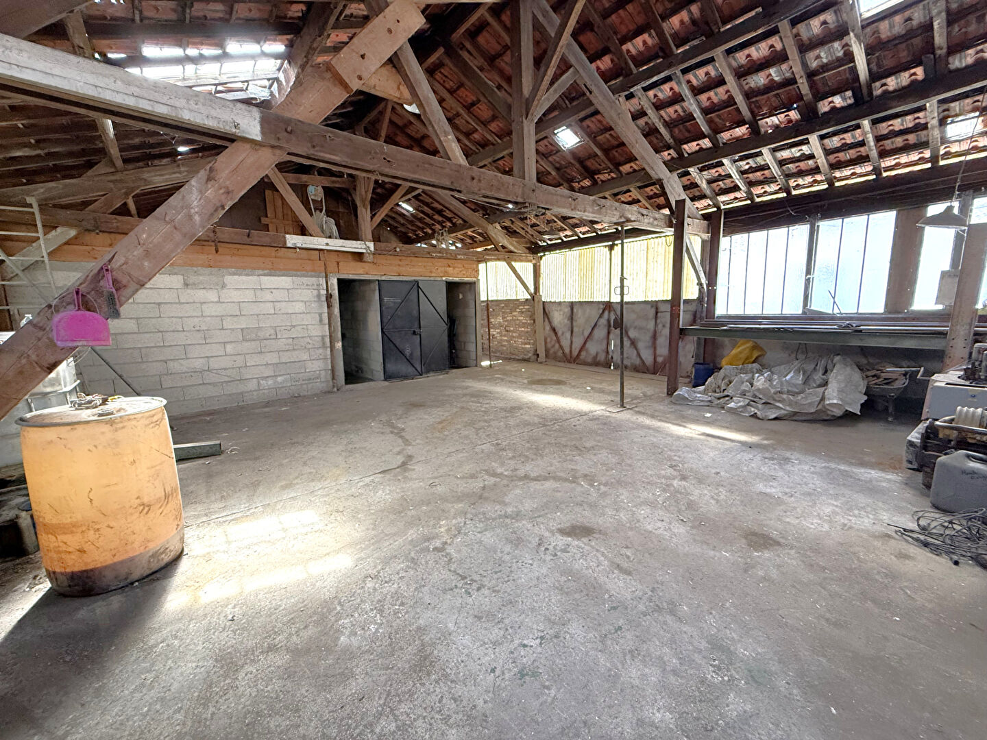 Photo Ensemble de 2 grands garages avec jardin à La Chapelle-Gauthier ? Grand potentiel et situation idéale !arking / box La Chapelle Gauthier 250 m2 image 4/6
