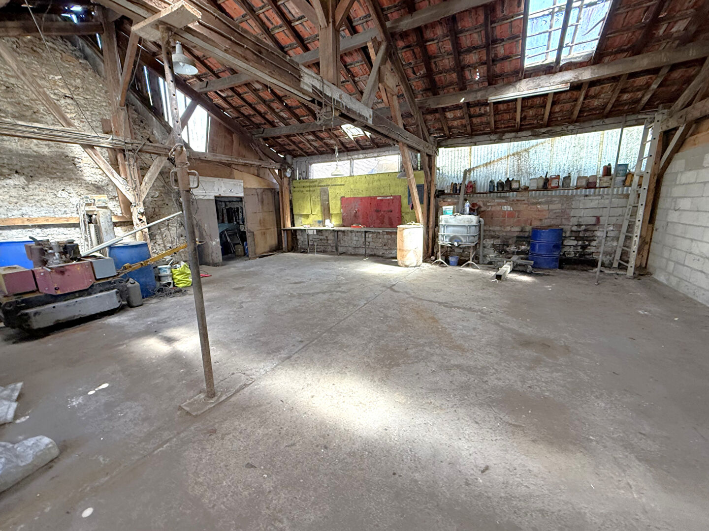 Photo Ensemble de 2 grands garages avec jardin à La Chapelle-Gauthier ? Grand potentiel et situation idéale !arking / box La Chapelle Gauthier 250 m2 image 5/6