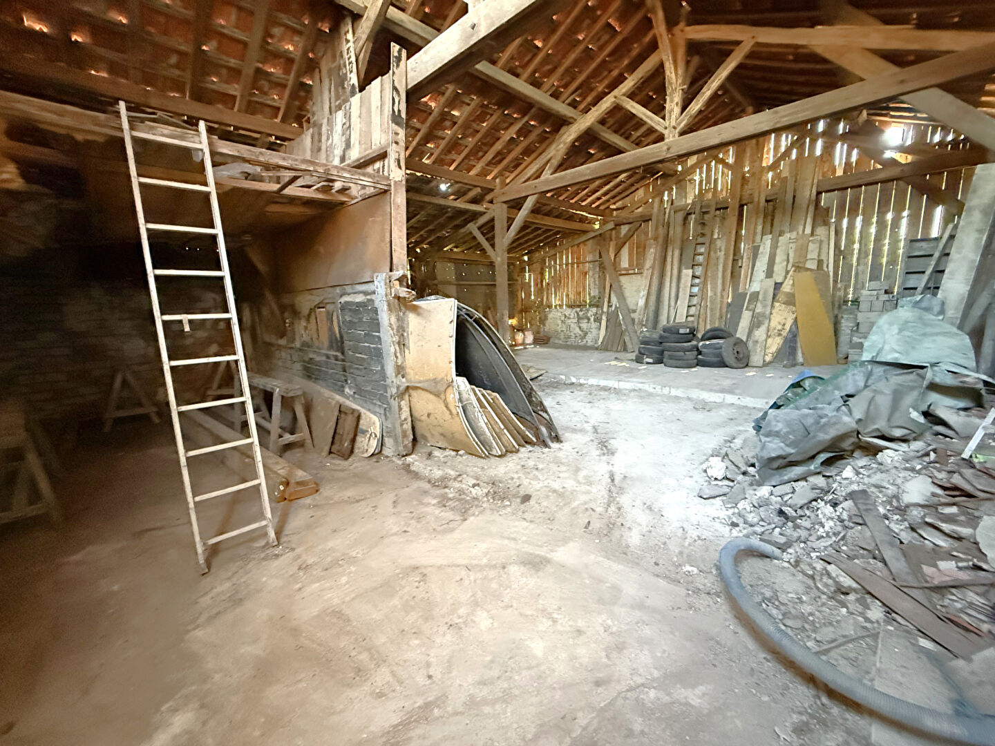 Photo Ensemble de 2 grands garages avec jardin à La Chapelle-Gauthier ? Grand potentiel et situation idéale !arking / box La Chapelle Gauthier 250 m2 image 6/6