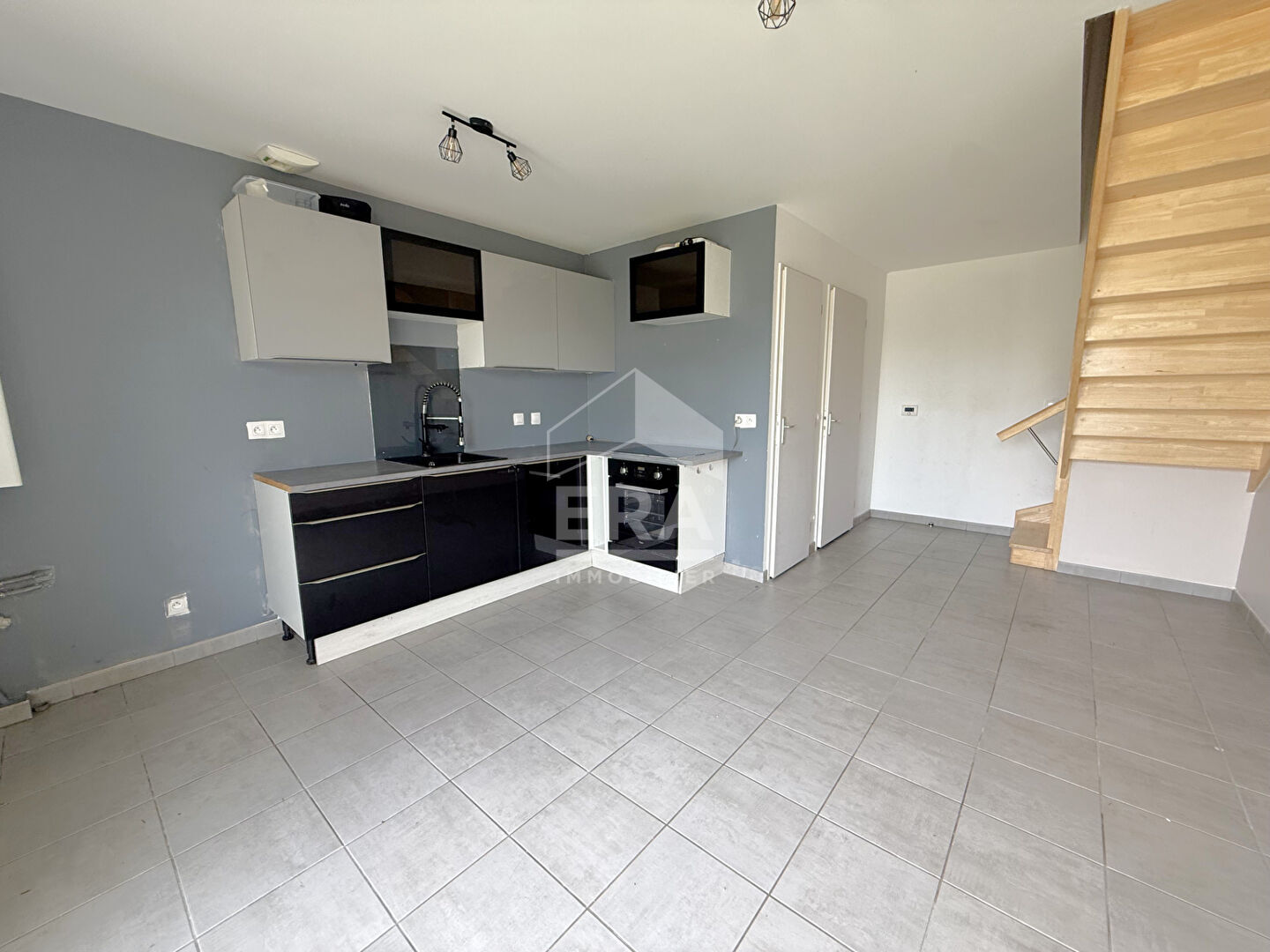 Maison de ville 42 m² avec extérieur et stationnement à Mormant