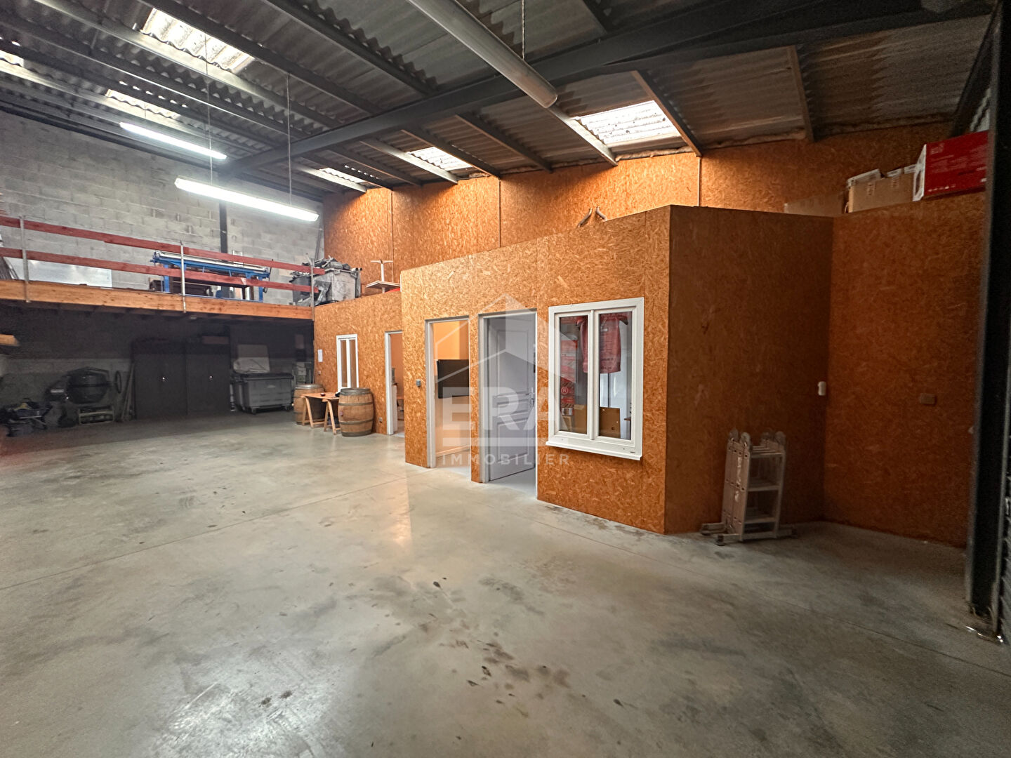 LOCAL PROFESSIONNEL IMPECCABLE ? ENTREPÔT + BUREAU ? 132 m² ? COPRO RÉCENTE ? 2 PARKINGS PRIVATIFS