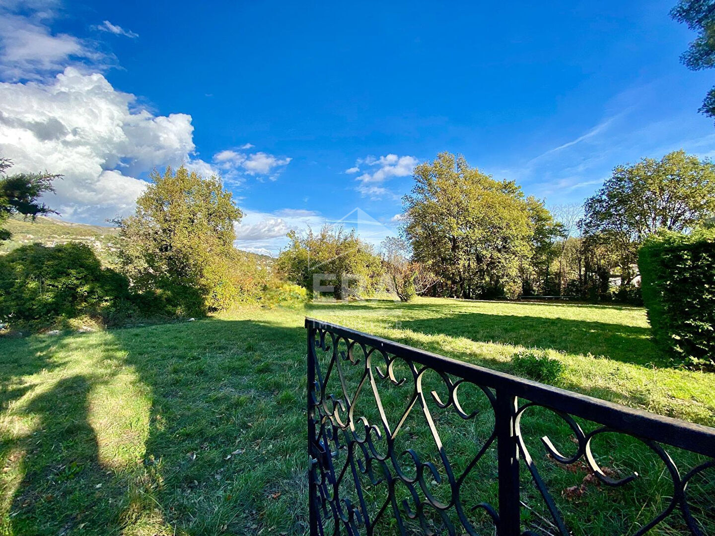 Photo Terrain plat à vendre à Vence - Référence 2512 image 1/4