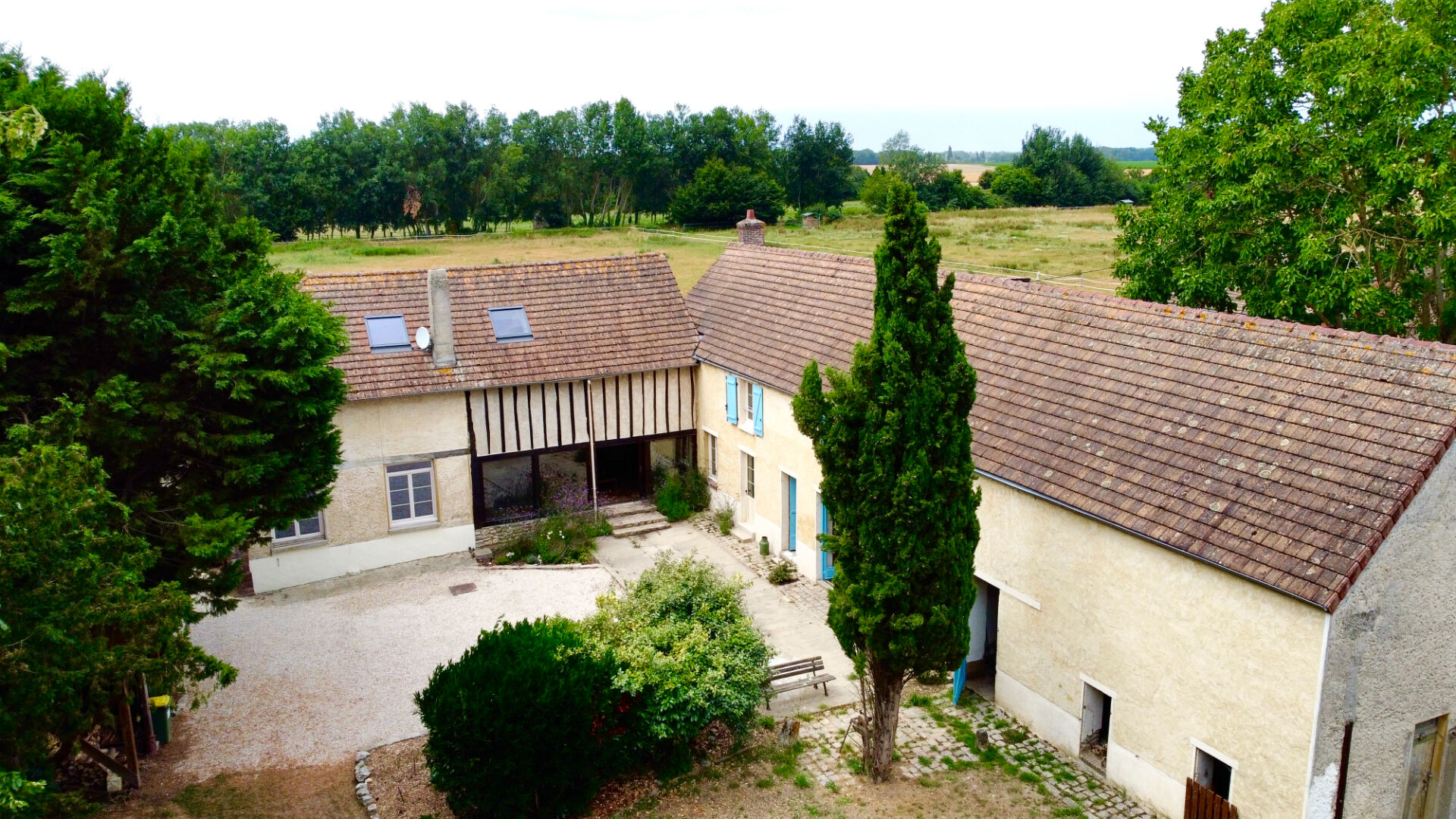 À VENDRE - MAISON DE CHARME DANS ANCIEN CORPS DE FERME - FLEXANVILLE (78)