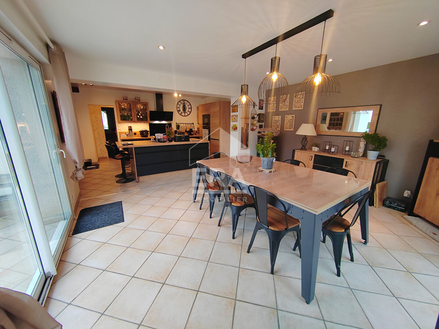 MAISON T8 A VENDRE - PERIPHERIE DE BLOIS - FAMILIALE, TRES BON ETAT, SPACIEUSE, SOUS-SOL, TERRASSES ET GARAGE