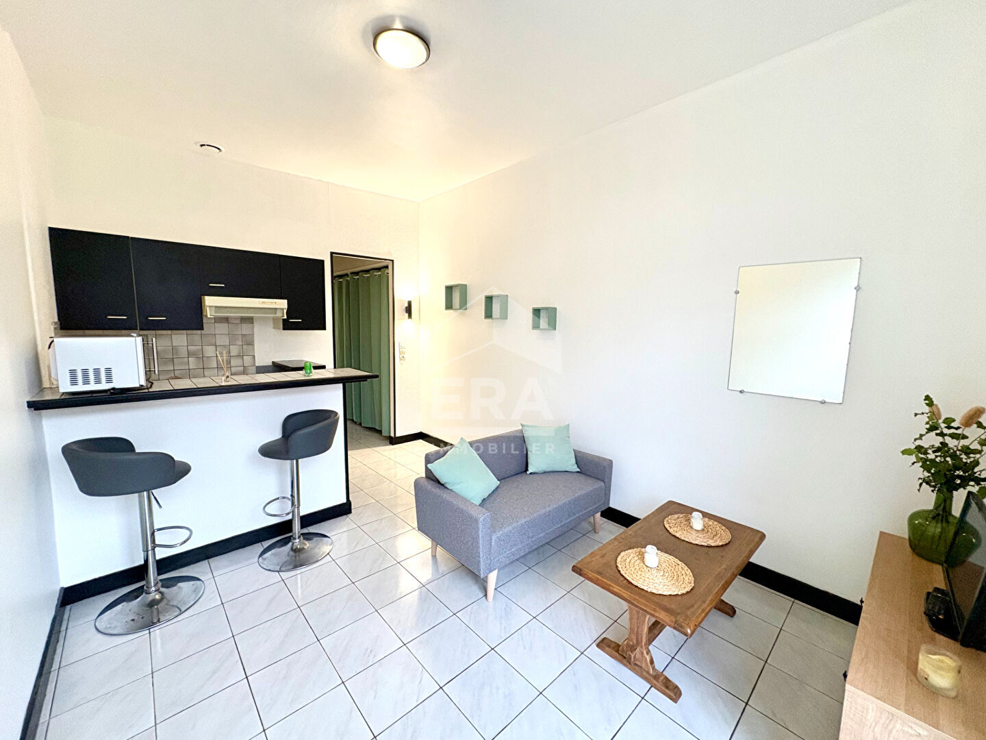 APPART. T2 MEUBLE A LOUER - BLOIS - PROCHE GARE, EXTERIEUR PRIVATIF & PLACE DE PARKING AU PIED DE L'IMMEUBLE