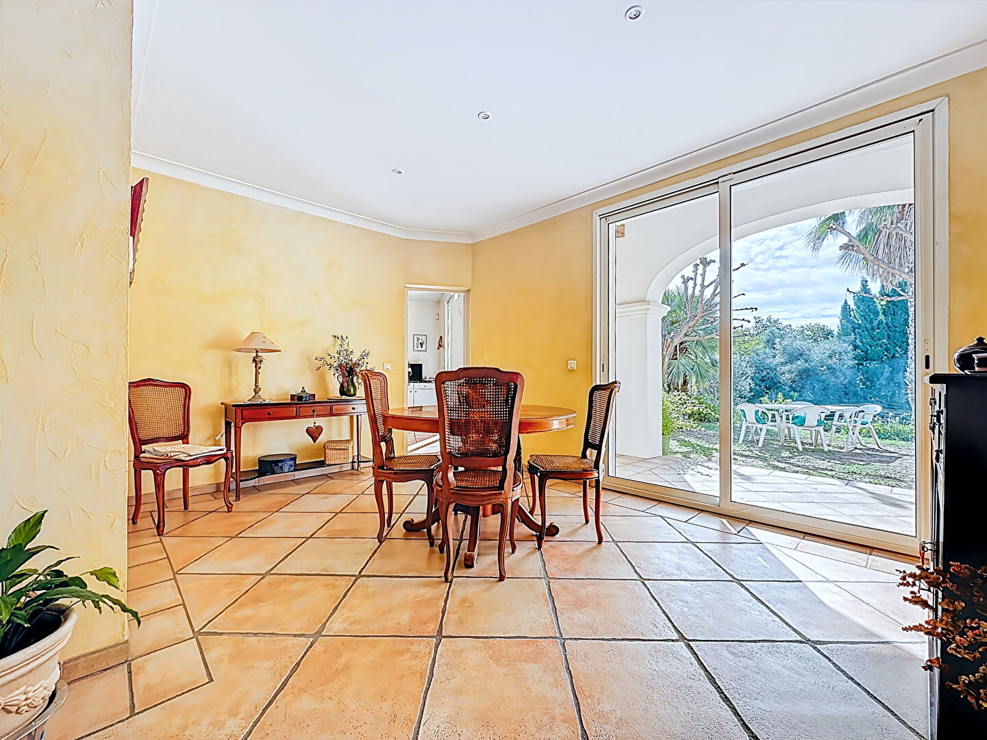 Photo En exclusivité : Maison T4 à vendre à Marseille  13ème - Saint-Mitre calme beaux volumes image 3/6