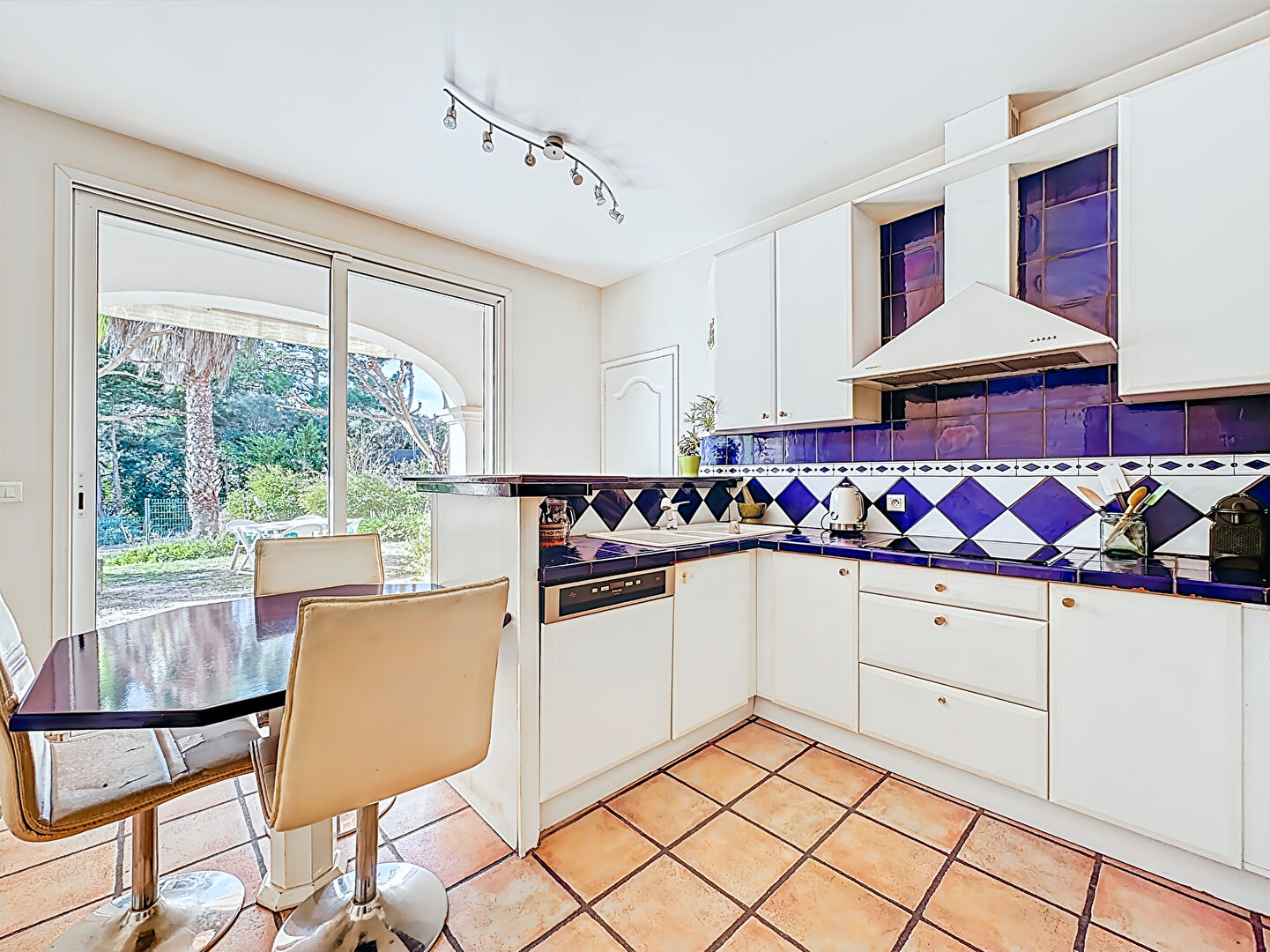 Photo En exclusivité : Maison T4 à vendre à Marseille  13ème - Saint-Mitre calme beaux volumes image 4/6