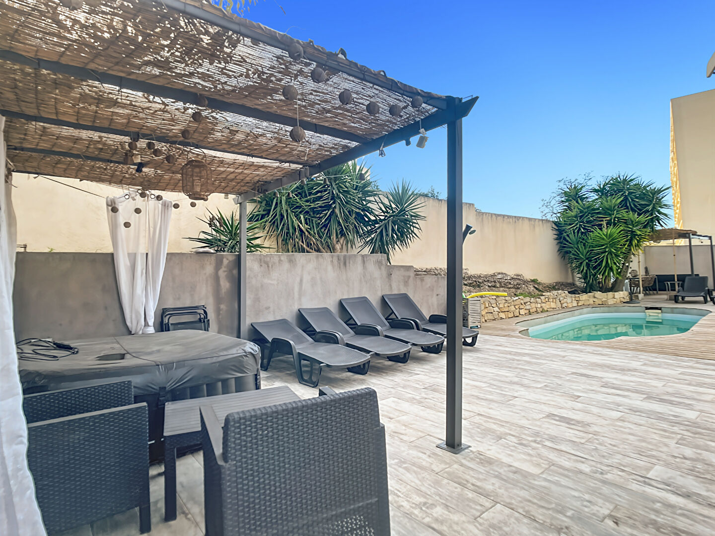 Maison spacieuse 140 m2 sur Parcelle 650 m2 avec piscine à vendre  -  Secteur Saint-Loup 13010 Marseille